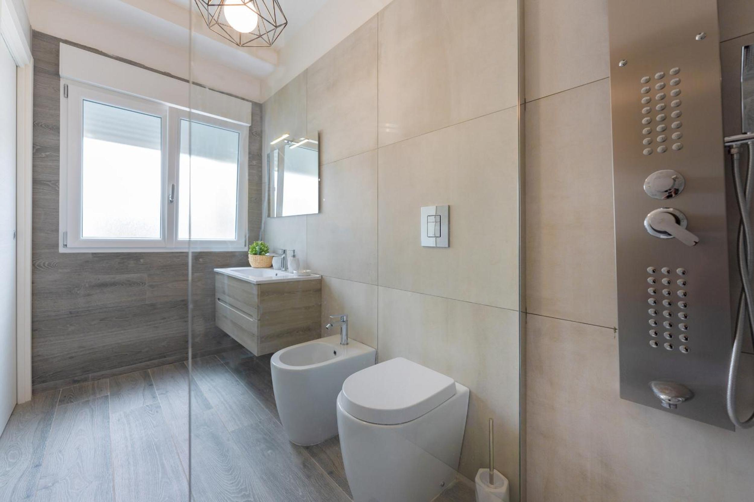 Il Poeta en Procida — bathroom