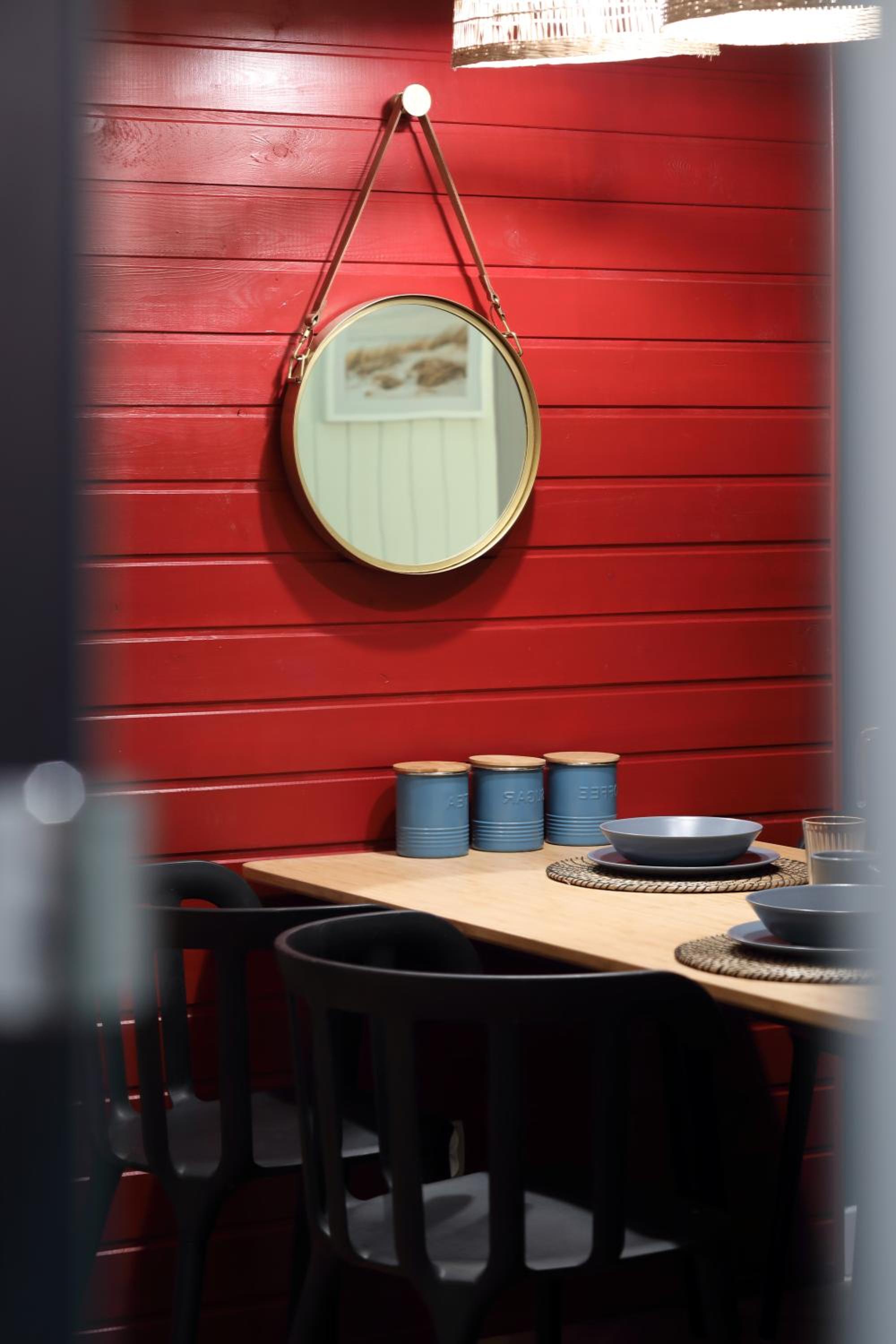 Red & Blue by OneApartments view 2