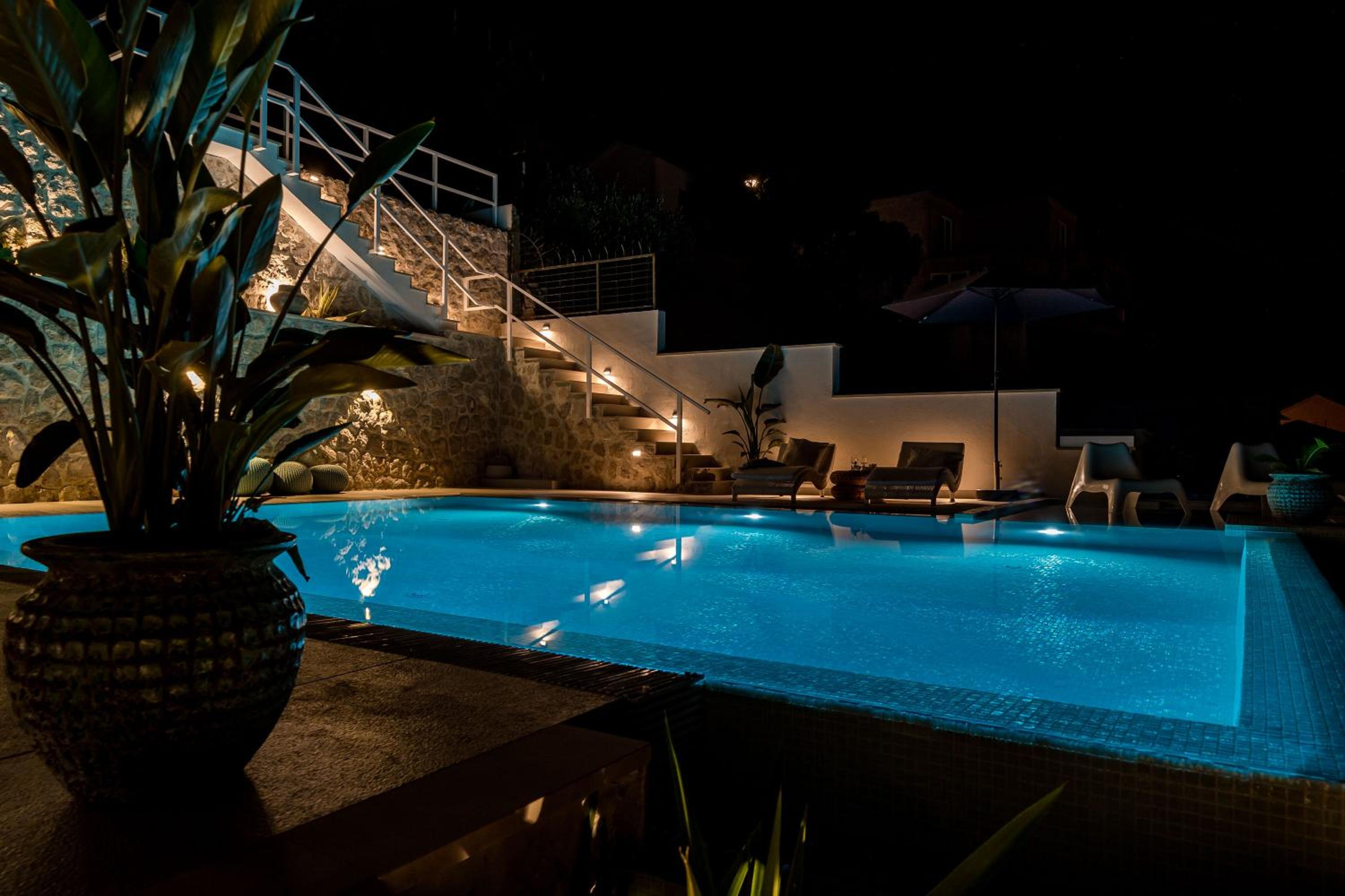 Cosy Loft w Private Pool & Patio