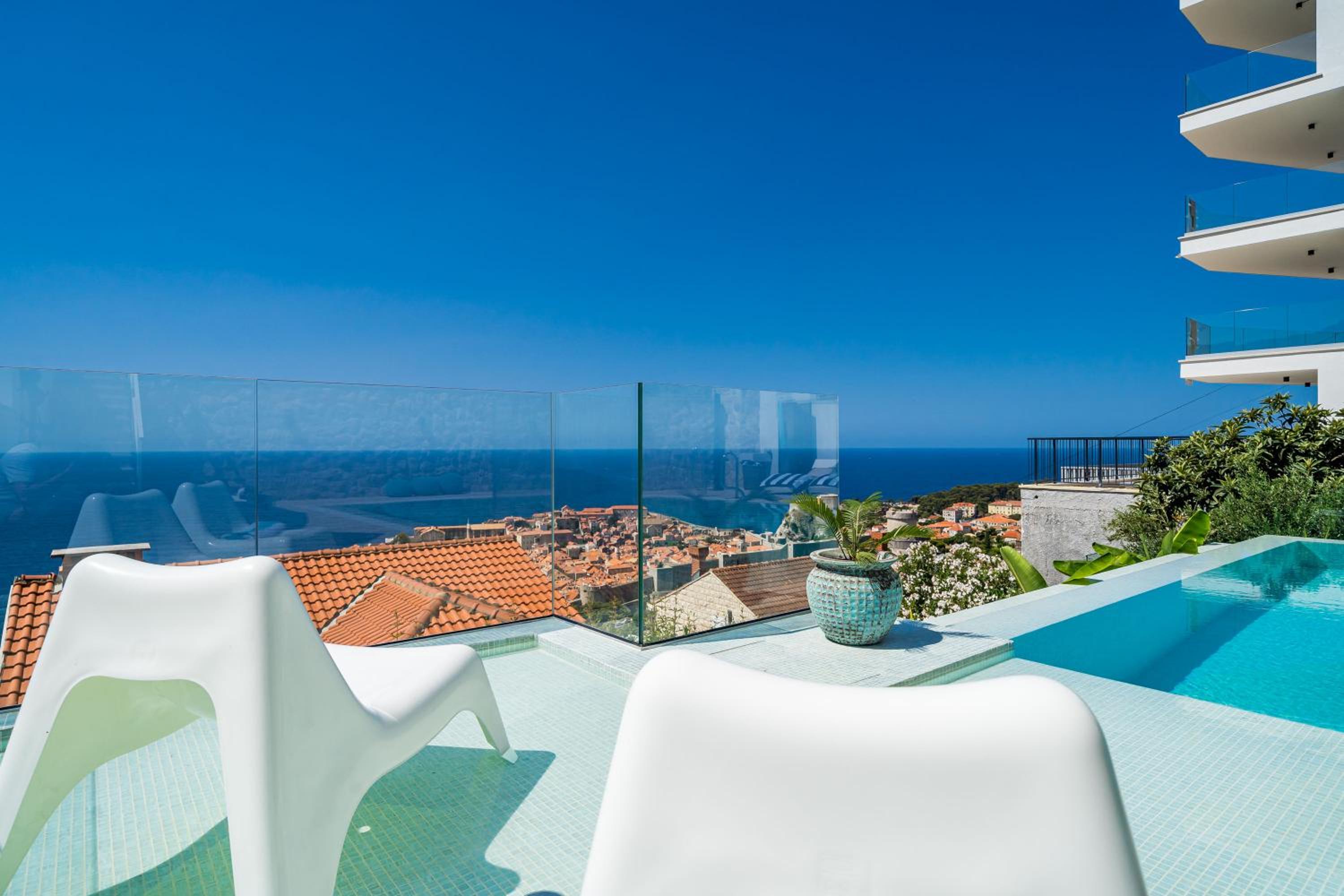Cosy Loft w Private Pool & Patio