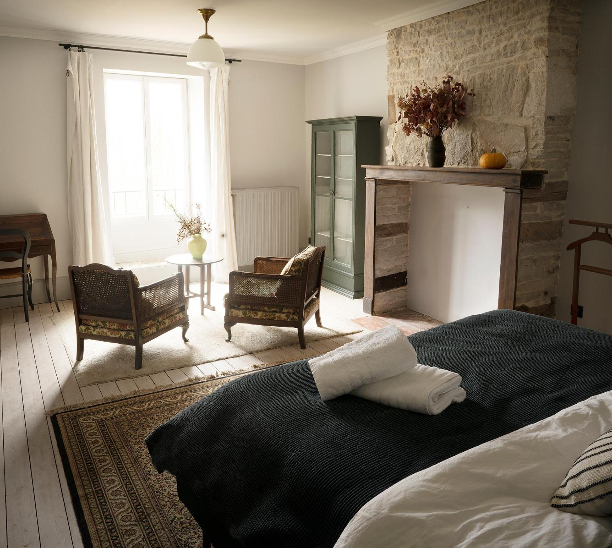 The Riverhouse, magical house with garden by the river Seine
