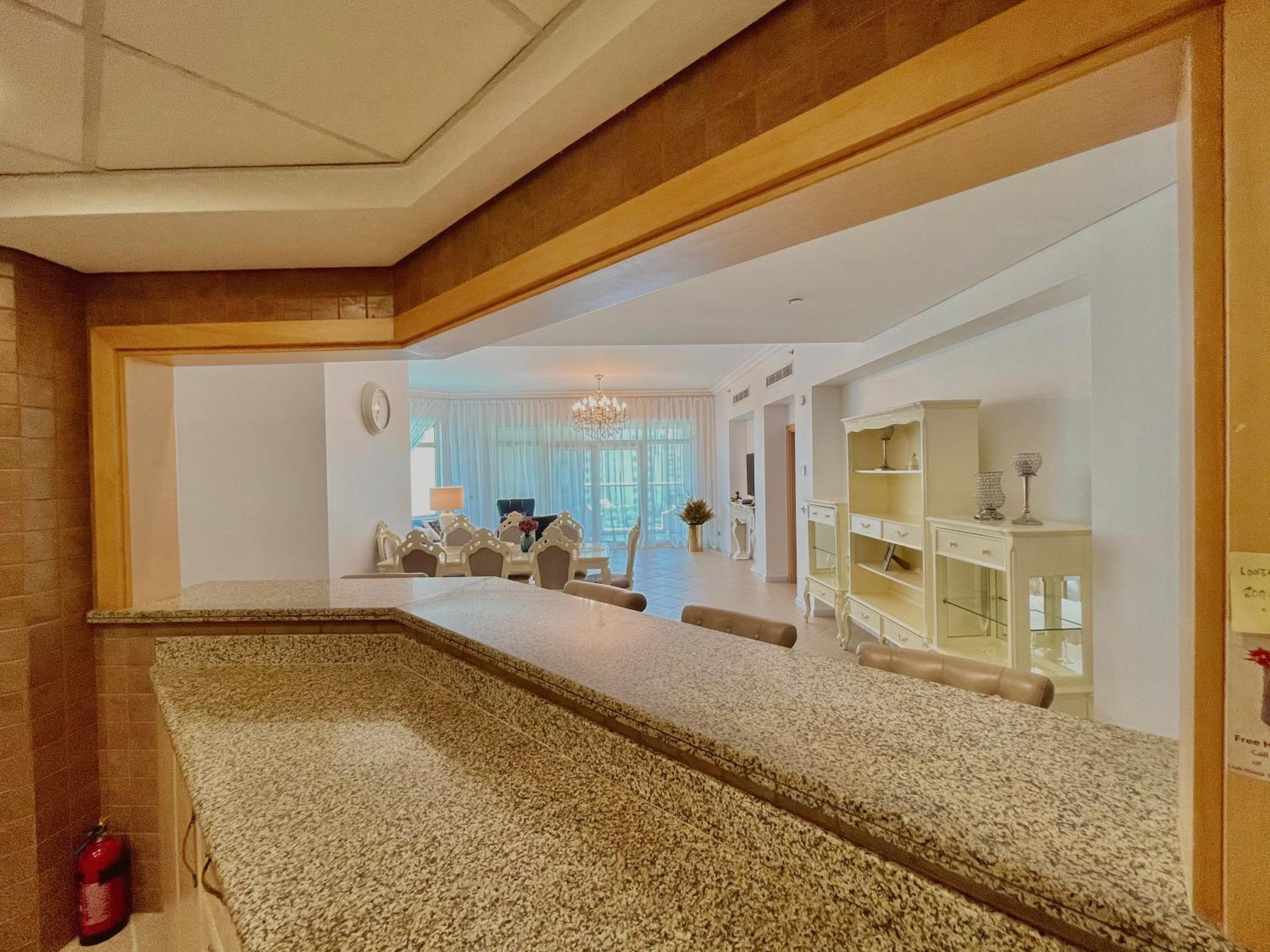 Luxury, Spacious, Beachfront, 3BD Apartment with private beach access!