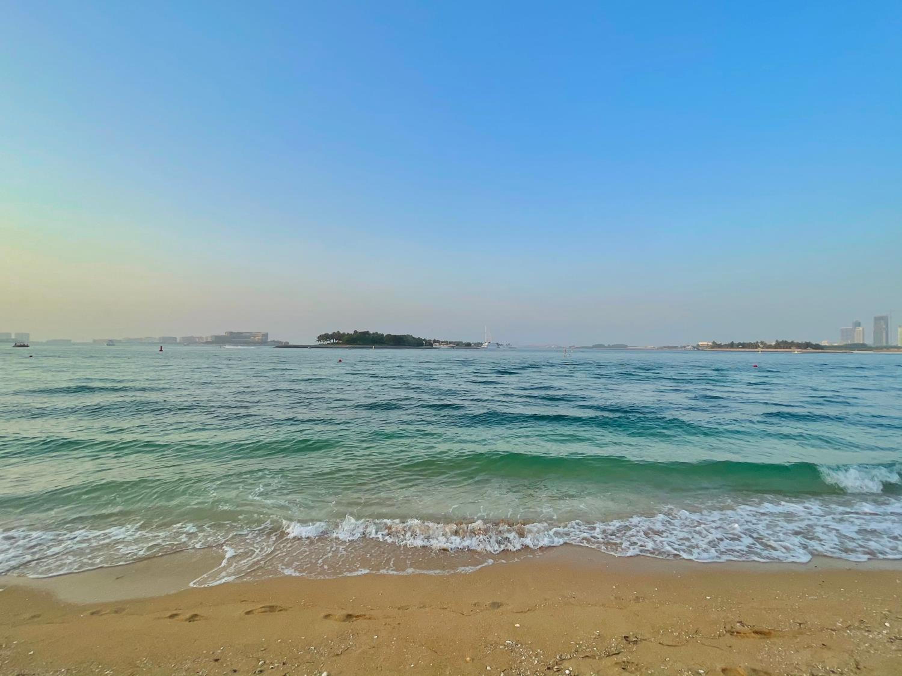 Luxury, Spacious, Beachfront, 3BD Apartment with private beach access!