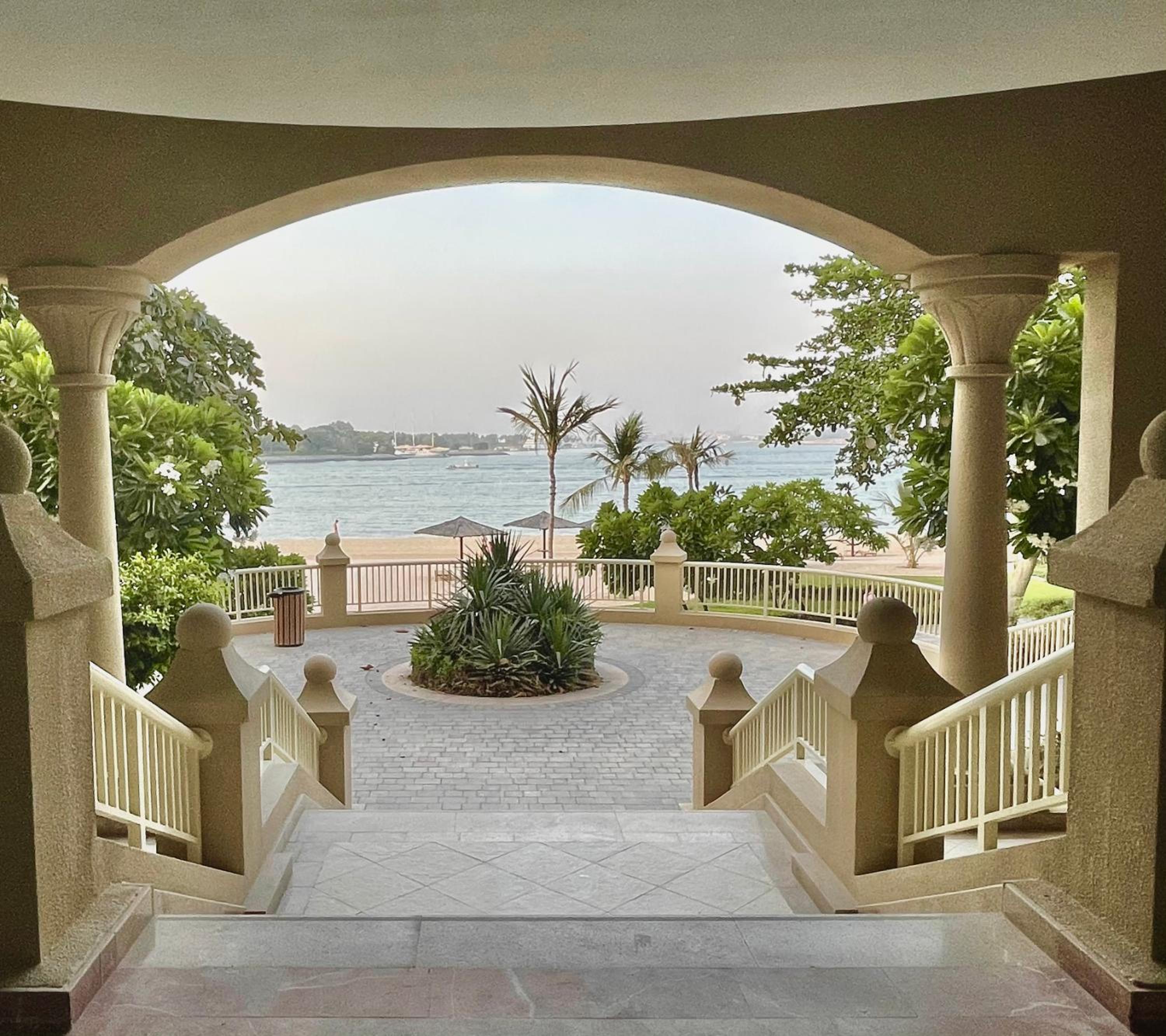 Luxury, Spacious, Beachfront, 3BD Apartment with private beach access!