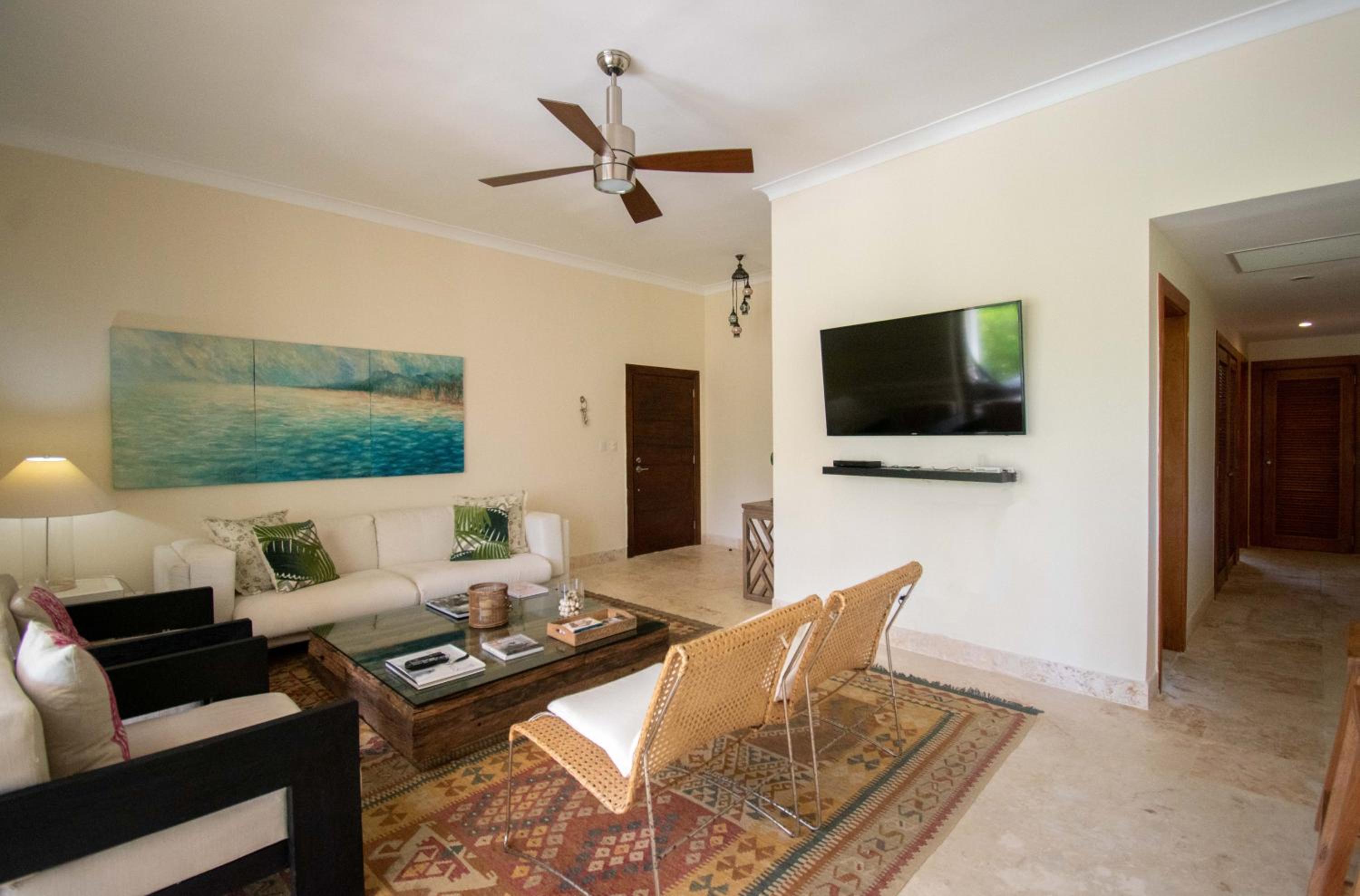 Large fully-equiped golf-front apartment with jacuzzi in luxury beach resort
