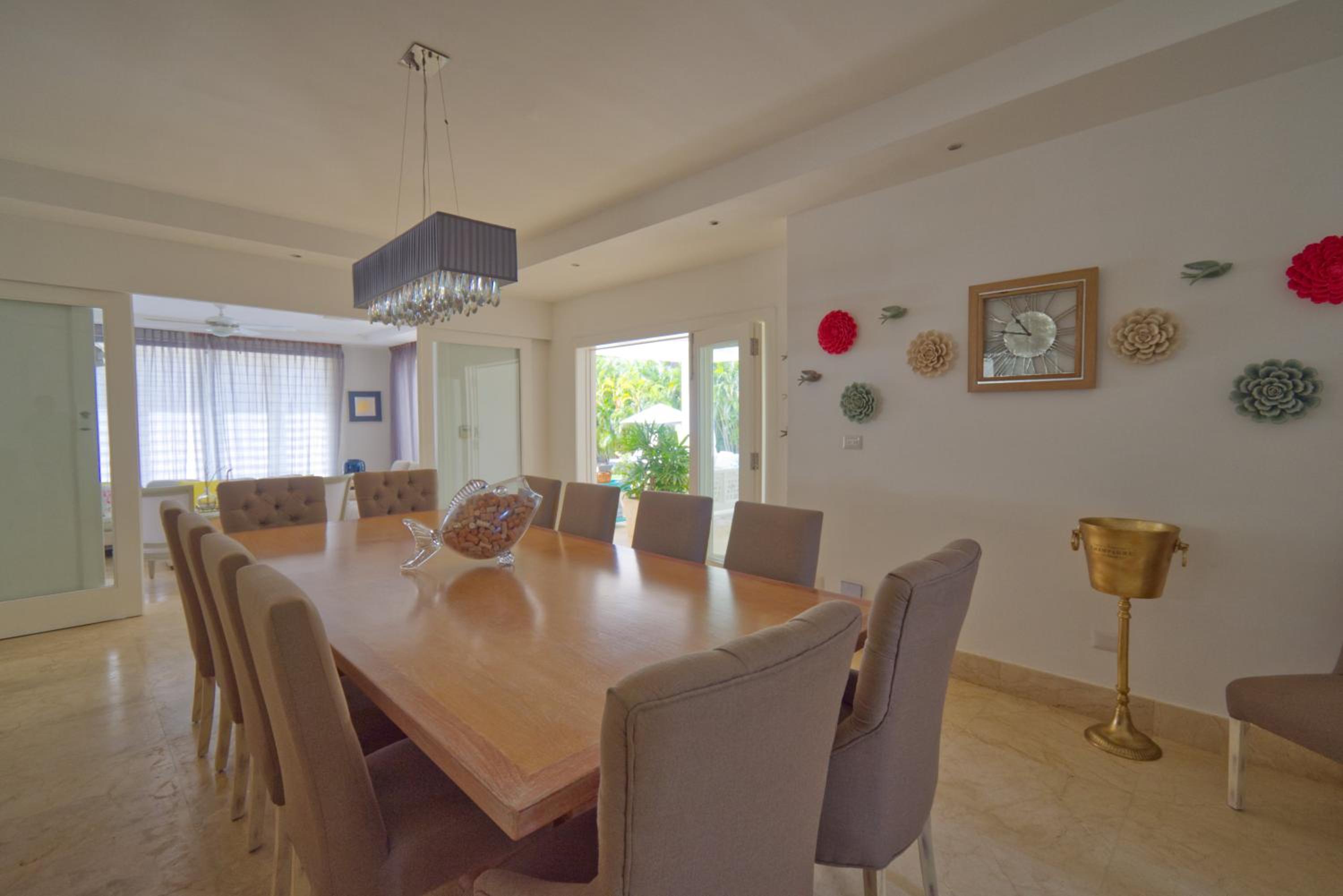 Fantastic 8-bedroom golf-front mansion near the beach