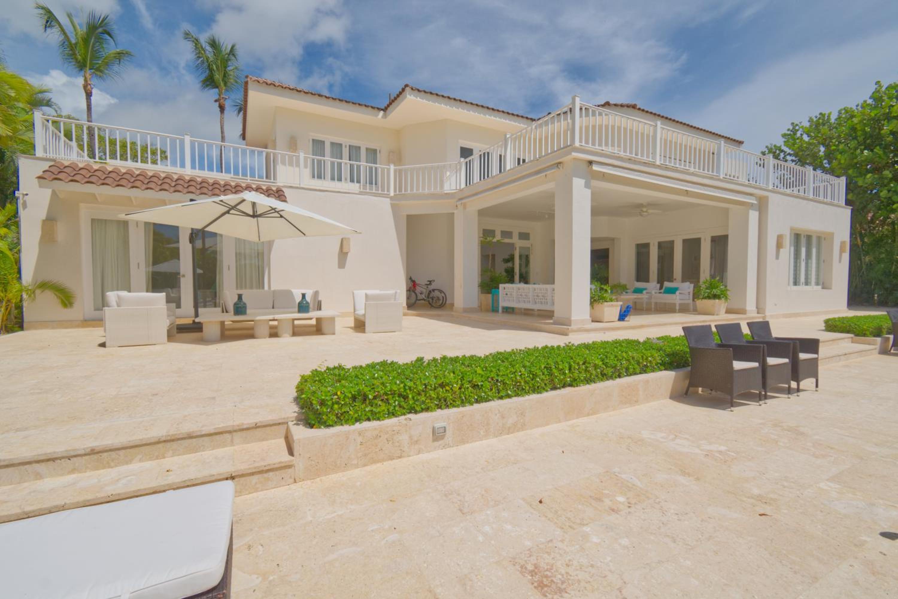 Fantastic 8-bedroom golf-front mansion near the beach view 4