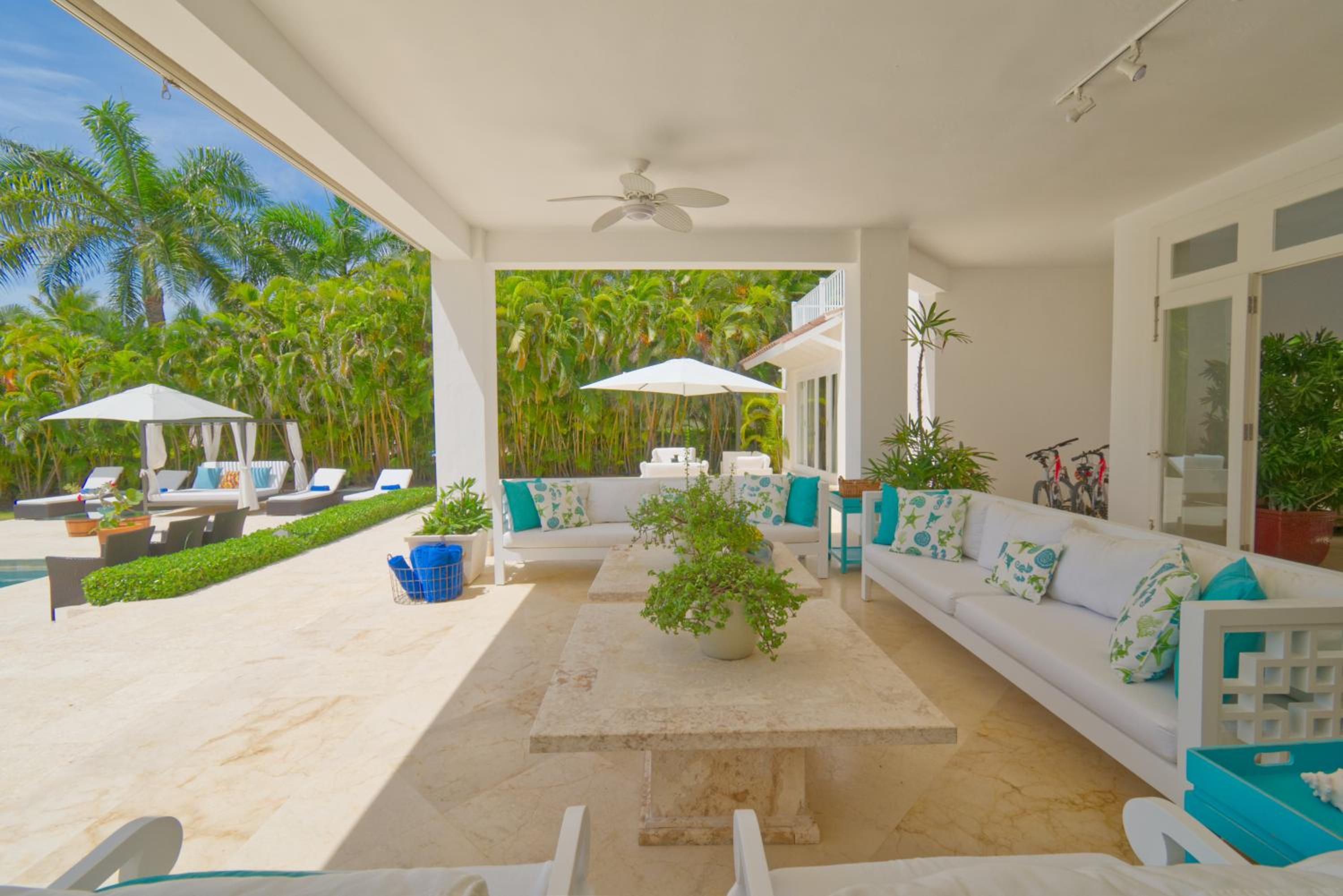 Fantastic 8-bedroom golf-front mansion near the beach