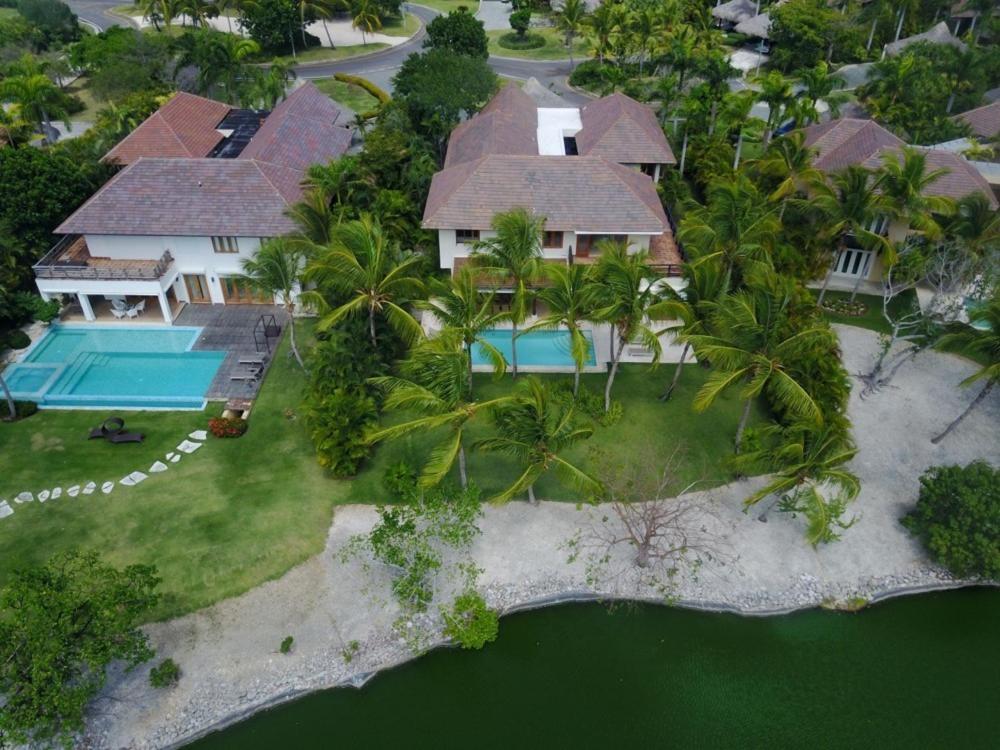 Lake front villa with open design in luxury resort view 4