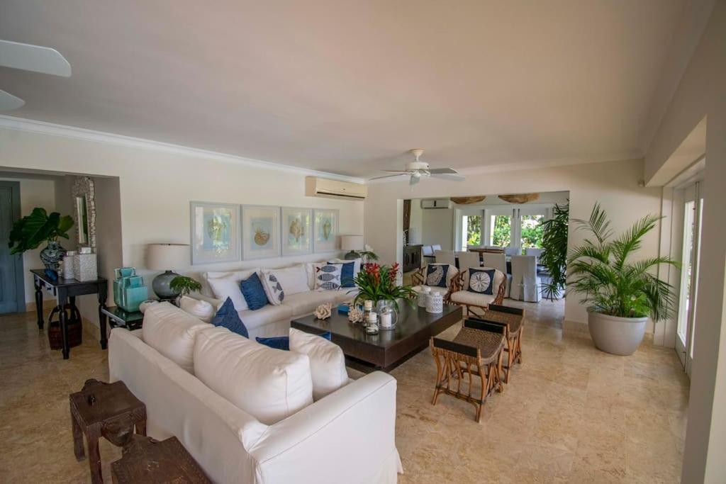 Luxury golf-front villa with golf cart, close to the beach in exclusive resort