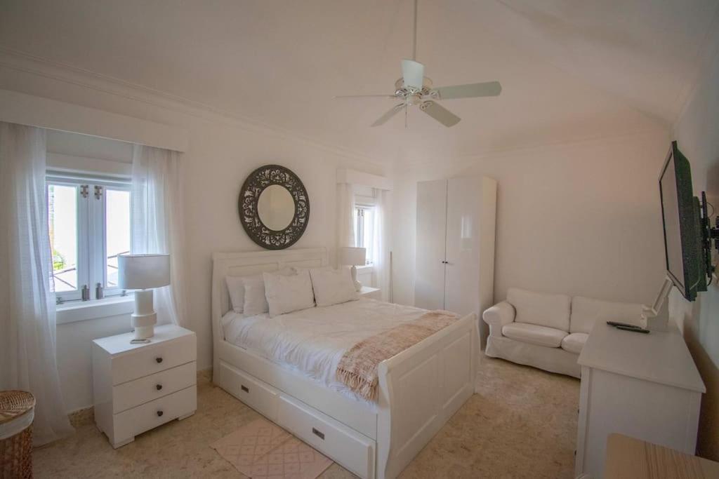 Luxury golf-front villa with golf cart, close to the beach in exclusive resort