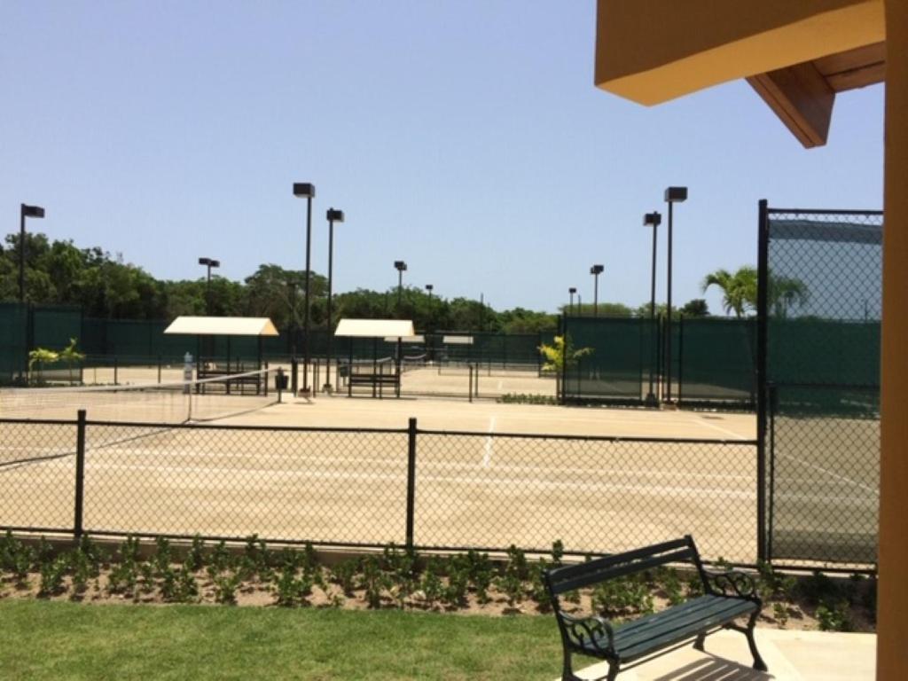 Spacious 3 BDR fully-equipped condo with pool and golf view