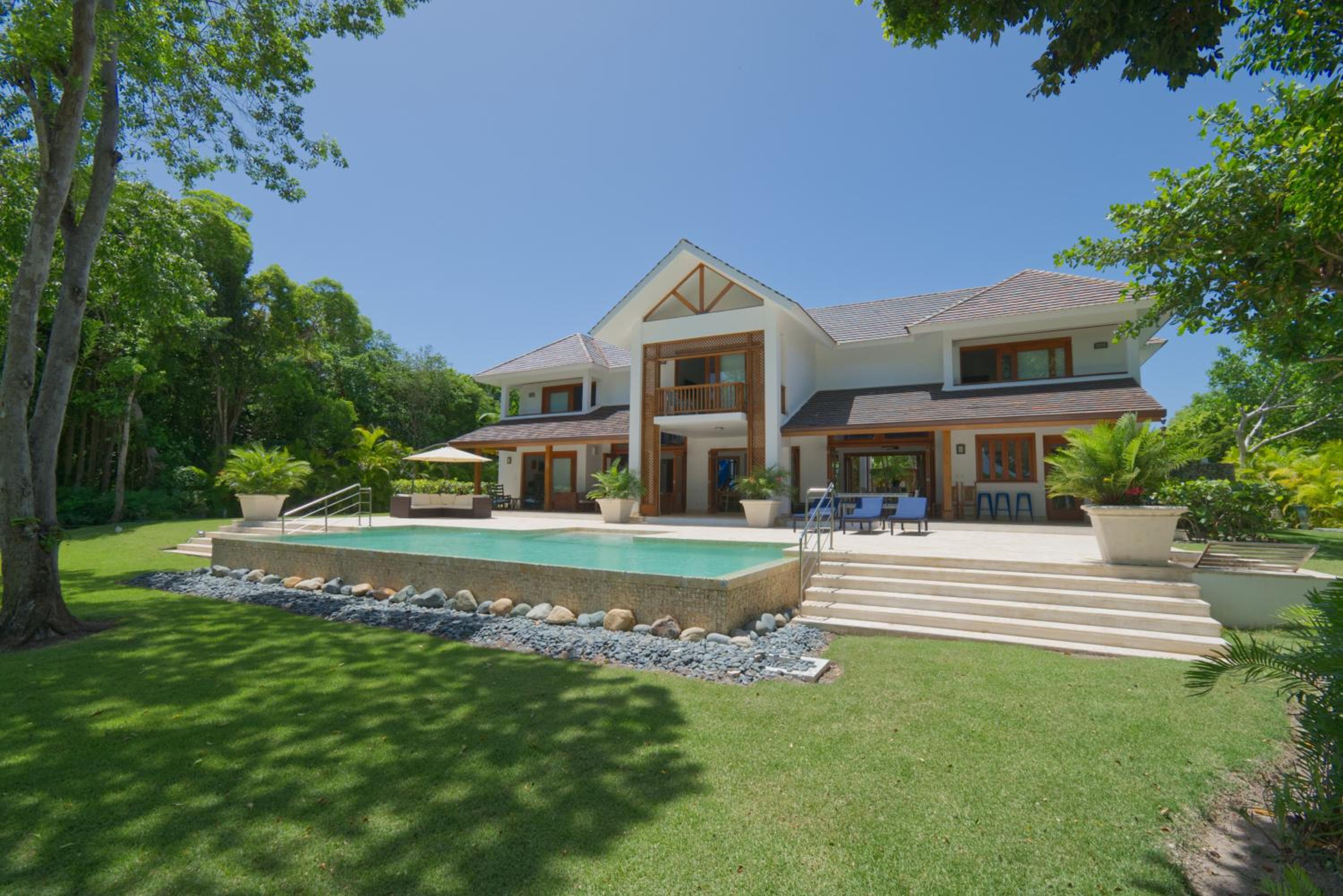 Amazing 4-bedroom tropical villa with private pool and golf course view at luxury resort