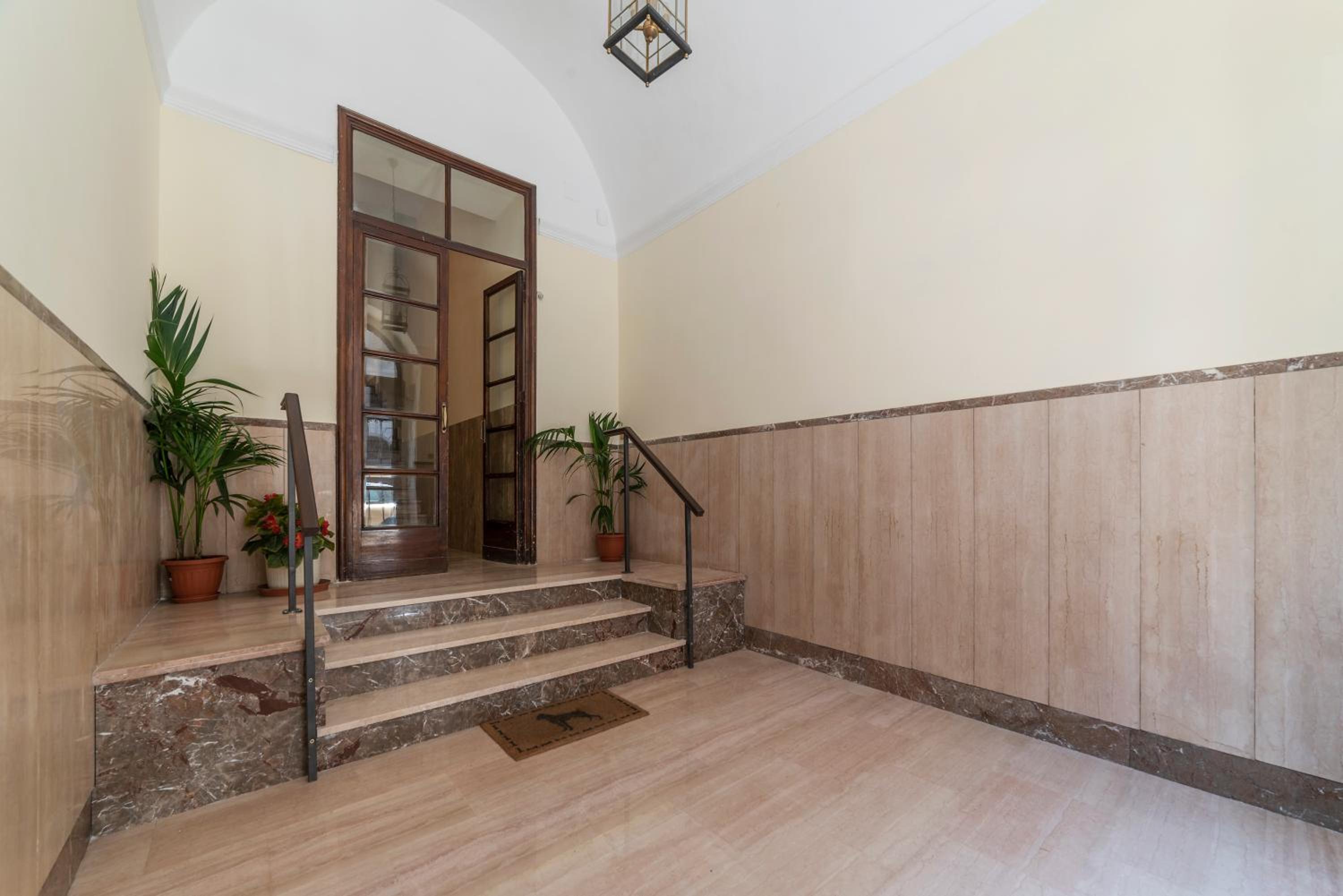 Santa Maria Maggiore Roomy and Bright Flat