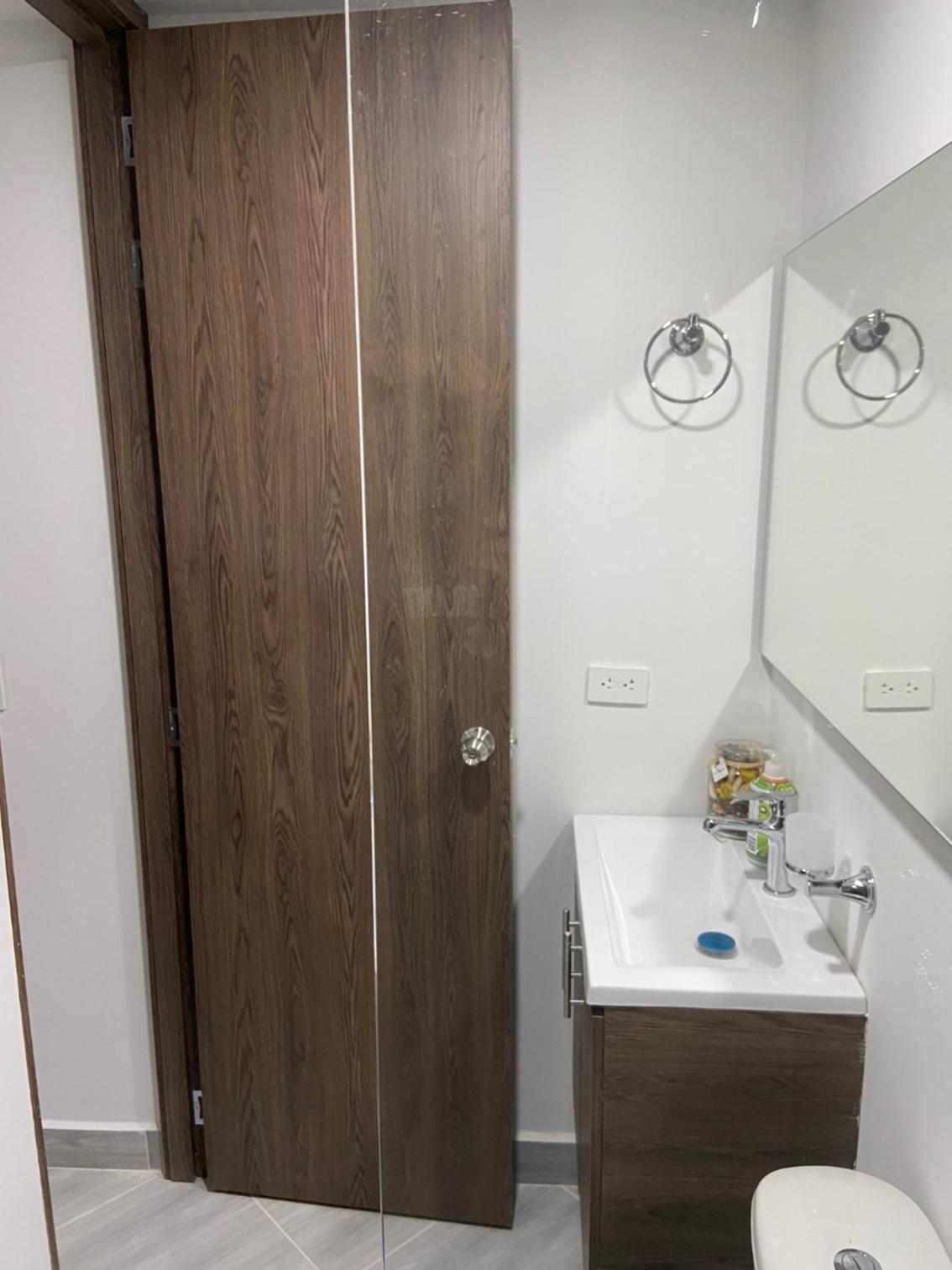 Aparta estudio Amoblado Sabaneta Colombia. Moderno, céntrico y cómodo.