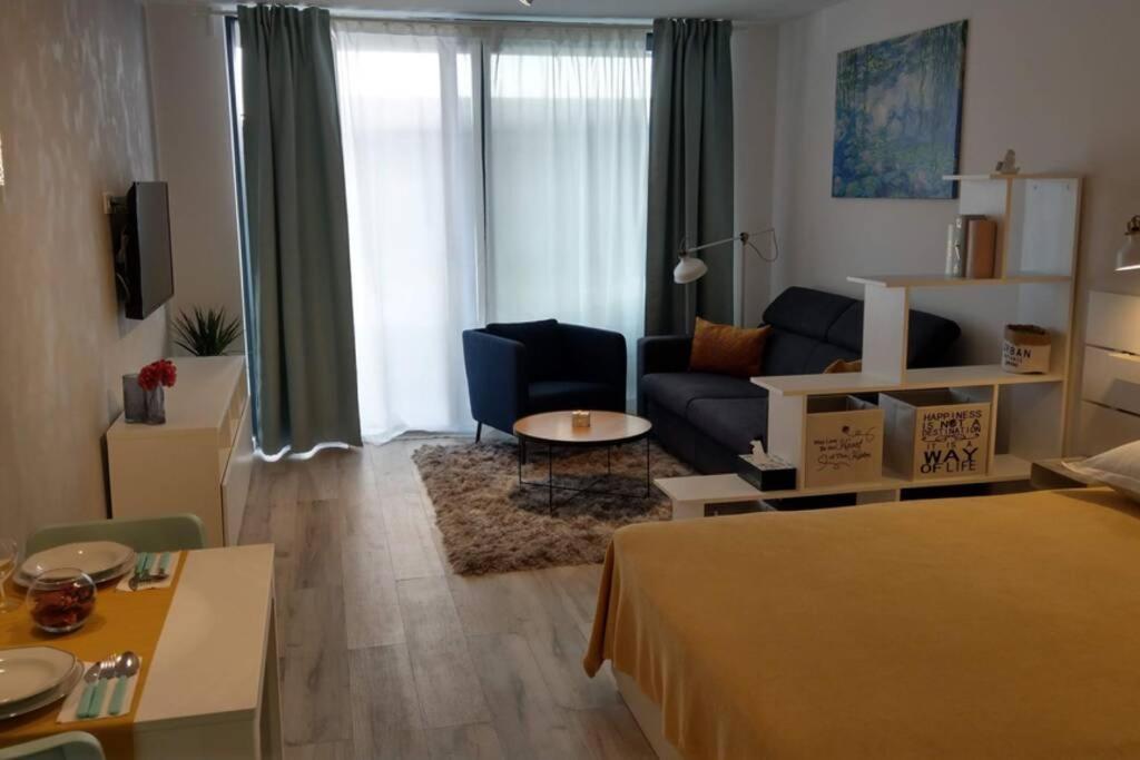 MARIA, Modern studio apartment with private parking