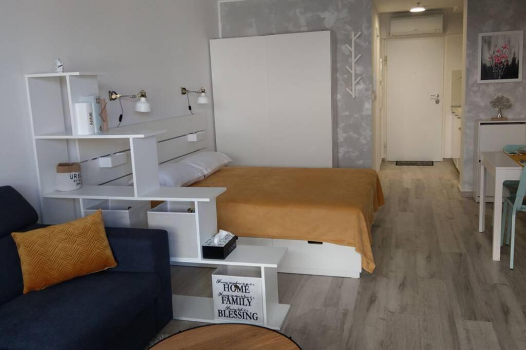 MARIA, Modern studio apartment with private parking