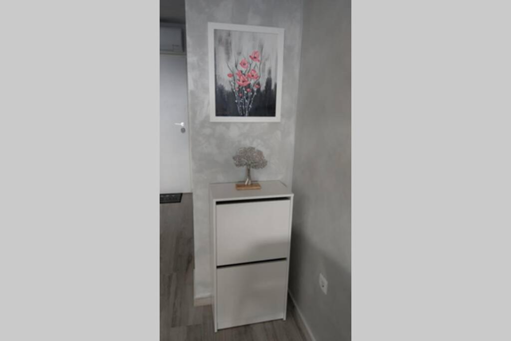 MARIA, Modern studio apartment with private parking