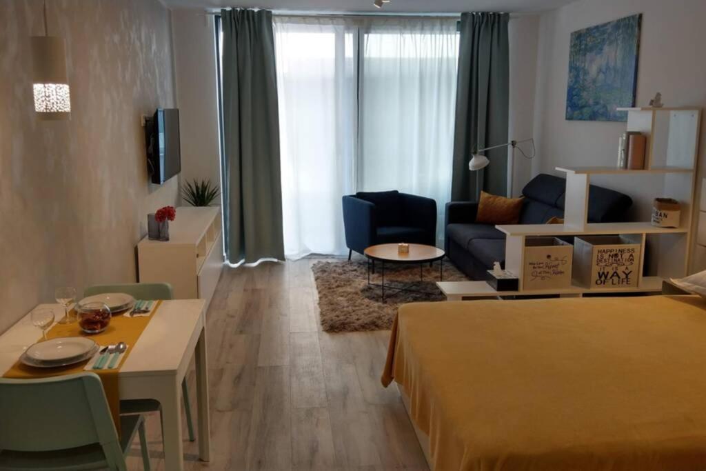 MARIA, Modern studio apartment with private parking
