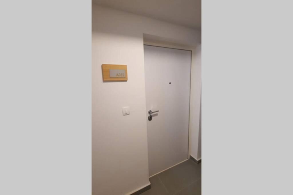 MARIA, Modern studio apartment with private parking