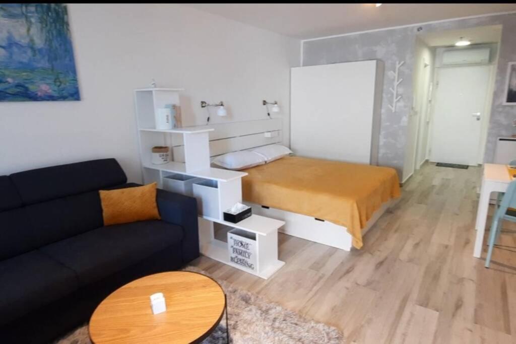 MARIA, Modern studio apartment with private parking