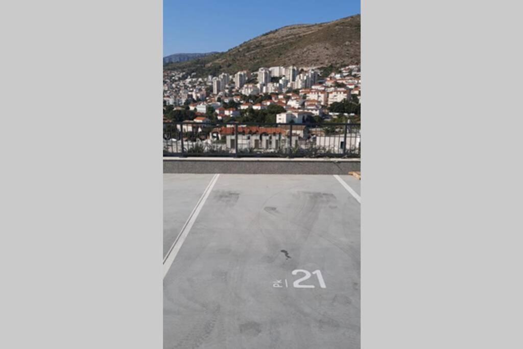 MARIA, Modern studio apartment with private parking