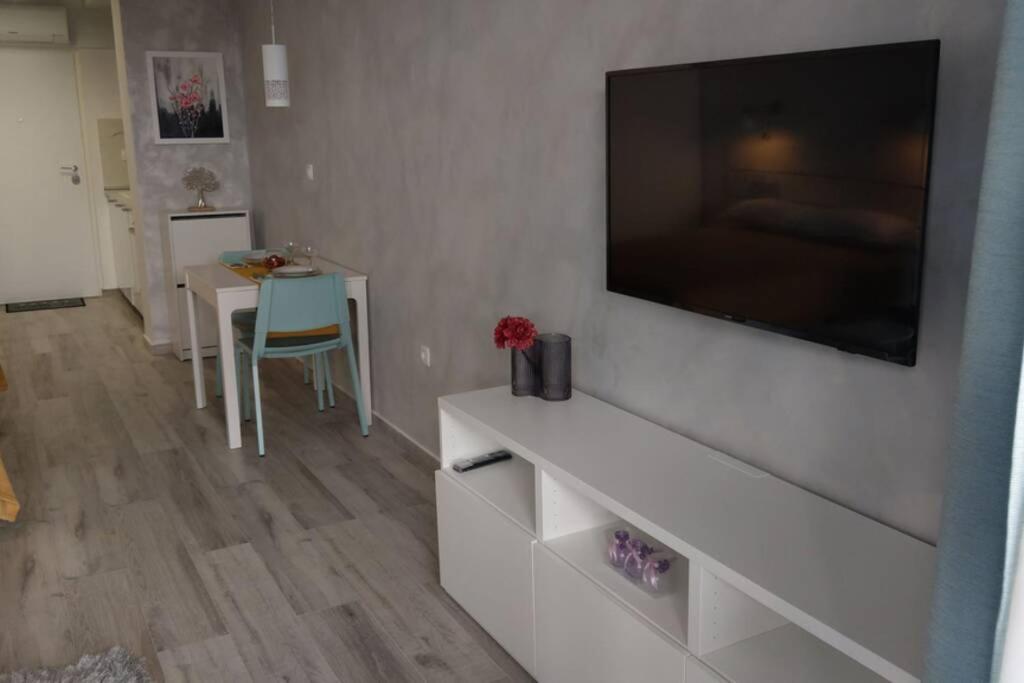 MARIA, Modern studio apartment with private parking