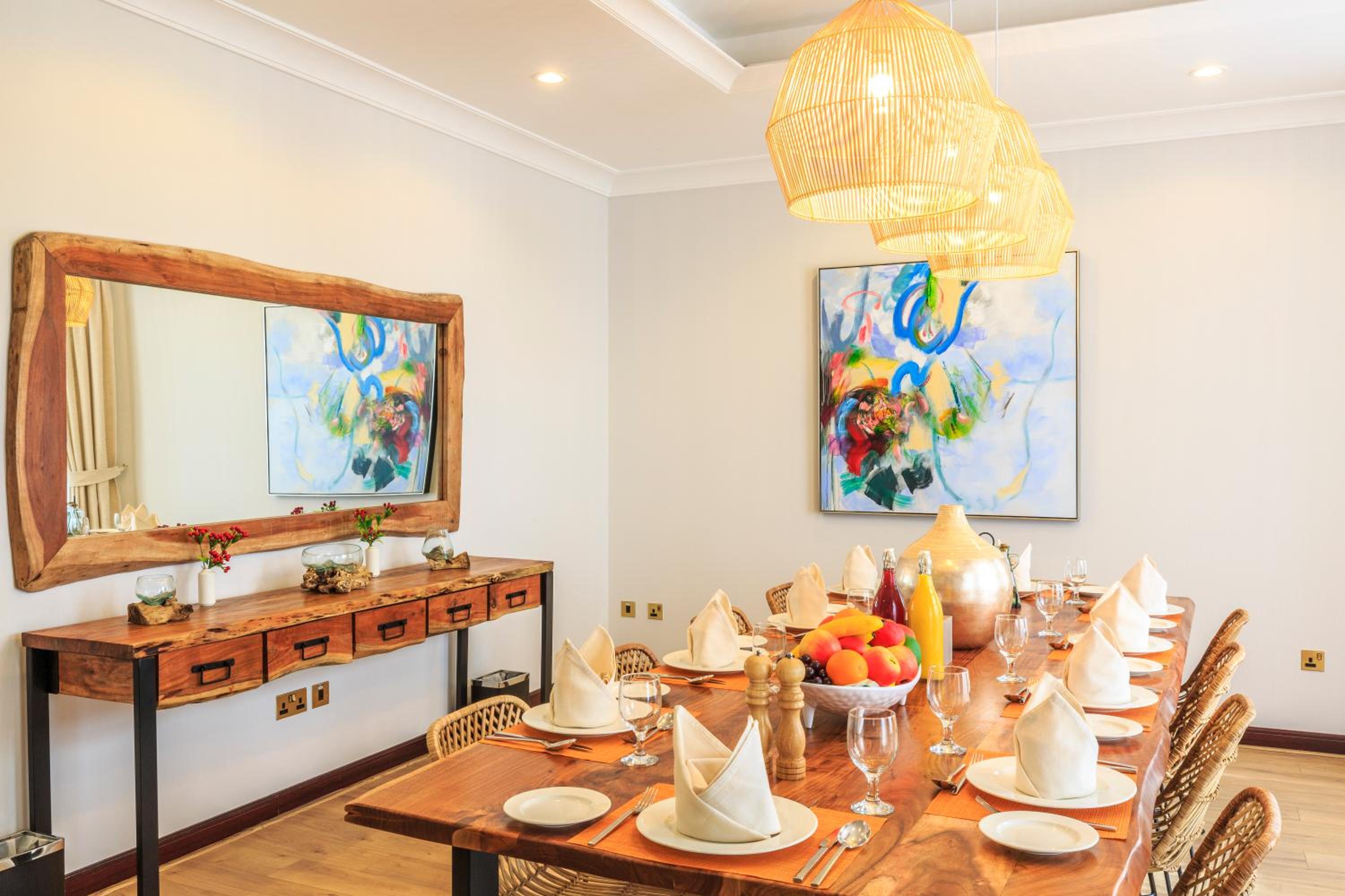 The S Holiday Homes - Stunning 5 Bedrooms Villa at the Palm Jumeirah with Private Beach and Pool