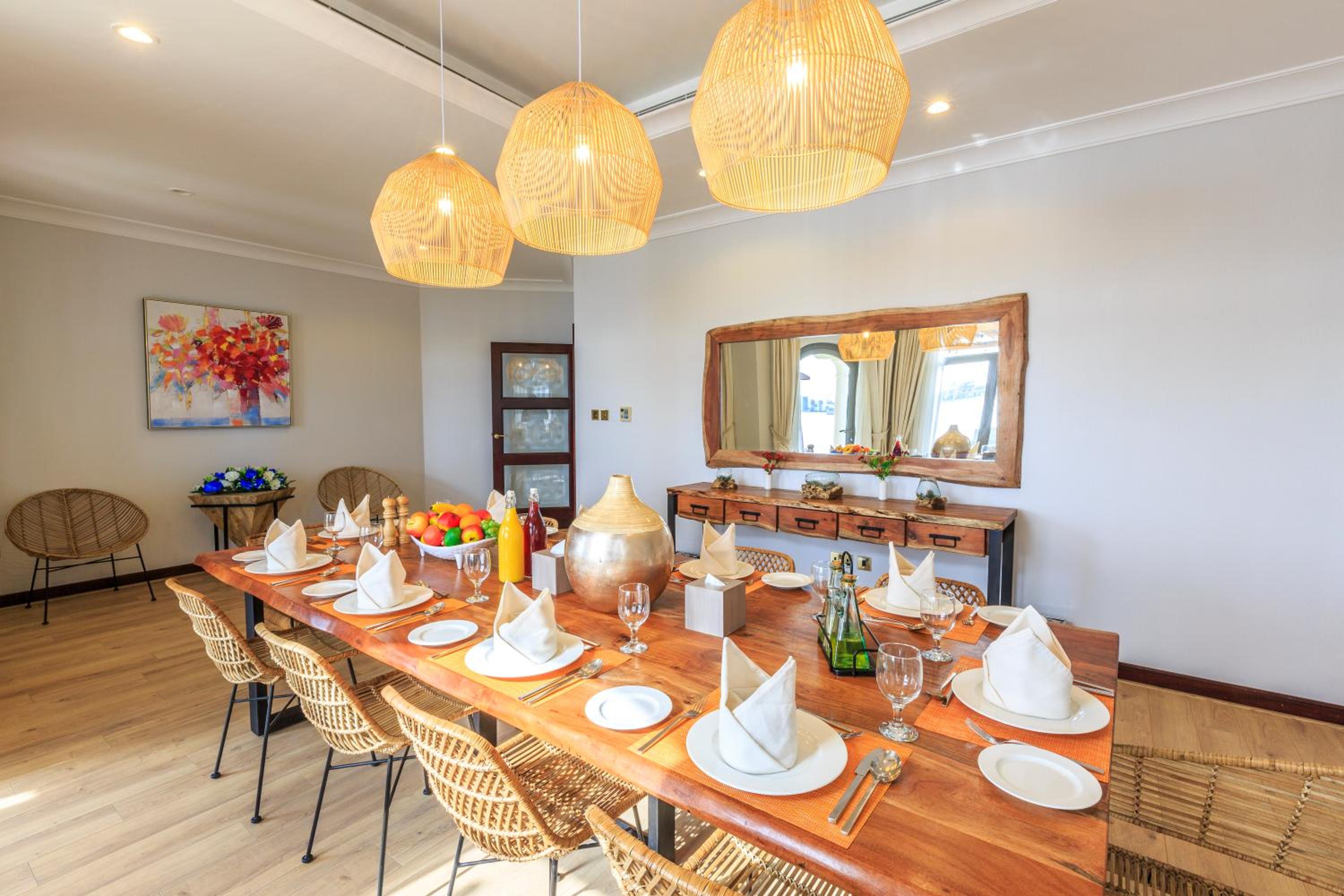The S Holiday Homes - Stunning 5 Bedrooms Villa at the Palm Jumeirah with Private Beach and Pool