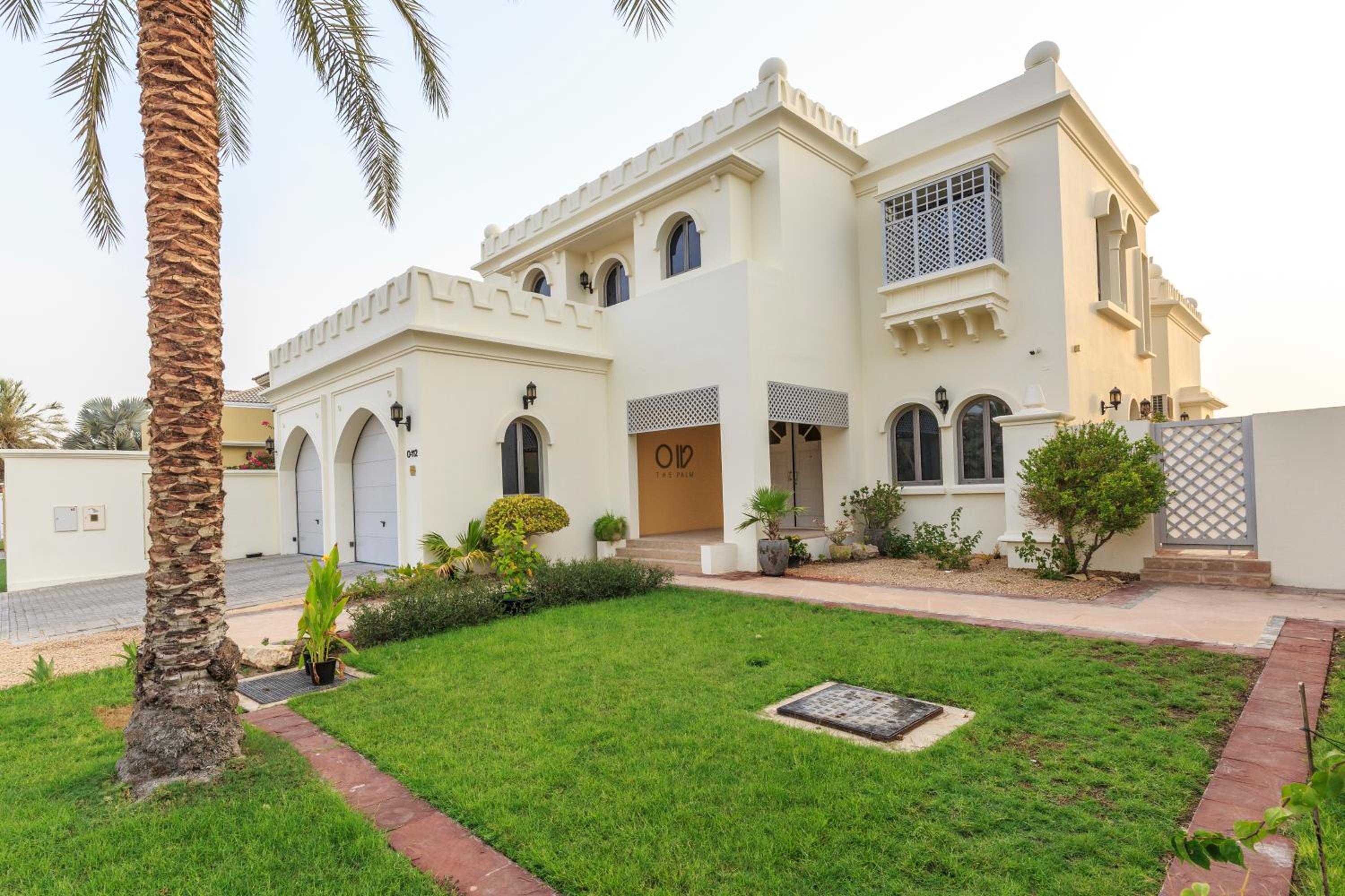 The S Holiday Homes - Stunning 5 Bedrooms Villa at the Palm Jumeirah with Private Beach and Pool