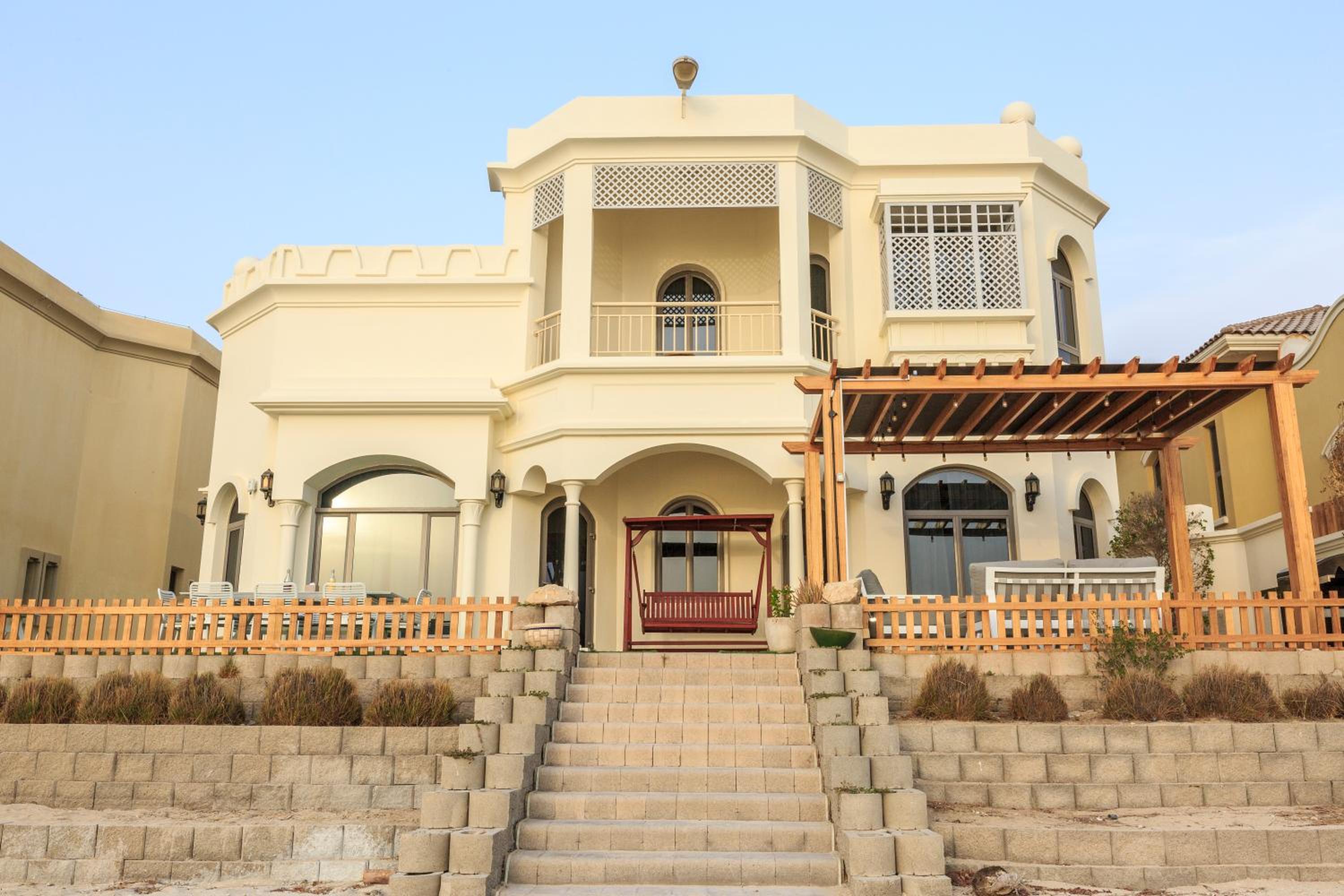 The S Holiday Homes - Stunning 5 Bedrooms Villa at the Palm Jumeirah with Private Beach and Pool