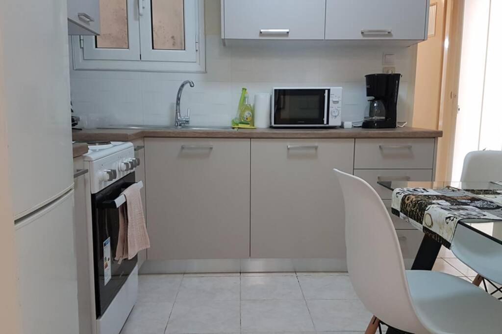 Blue Apartment - Athens Center, 4 BD, 2 BATH