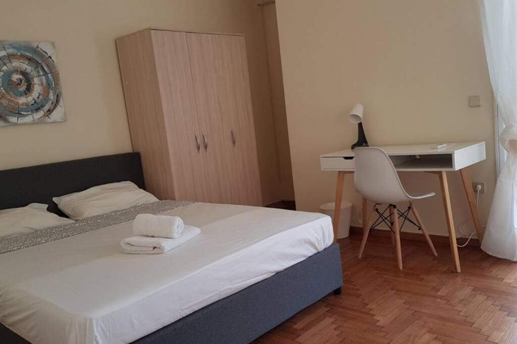 Blue Apartment - Athens Center, 4 BD, 2 BATH