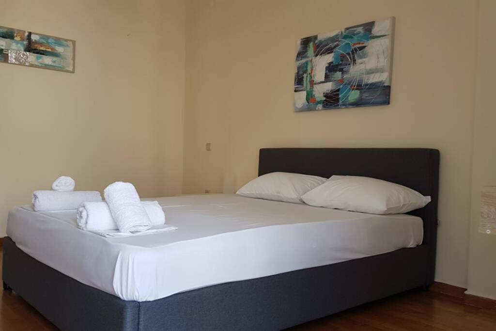 Blue Apartment - Athens Center, 4 BD, 2 BATH