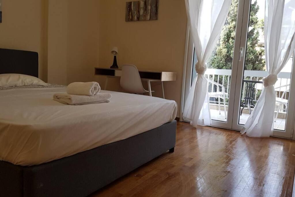 Blue Apartment - Athens Center, 4 BD, 2 BATH