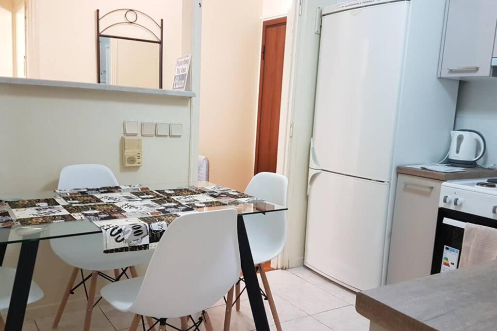Blue Apartment - Athens Center, 4 BD, 2 BATH