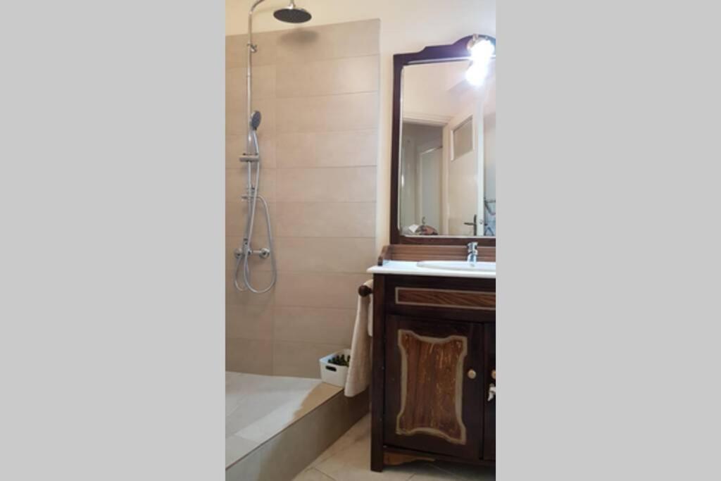 Blue Apartment - Athens Center, 4 BD, 2 BATH