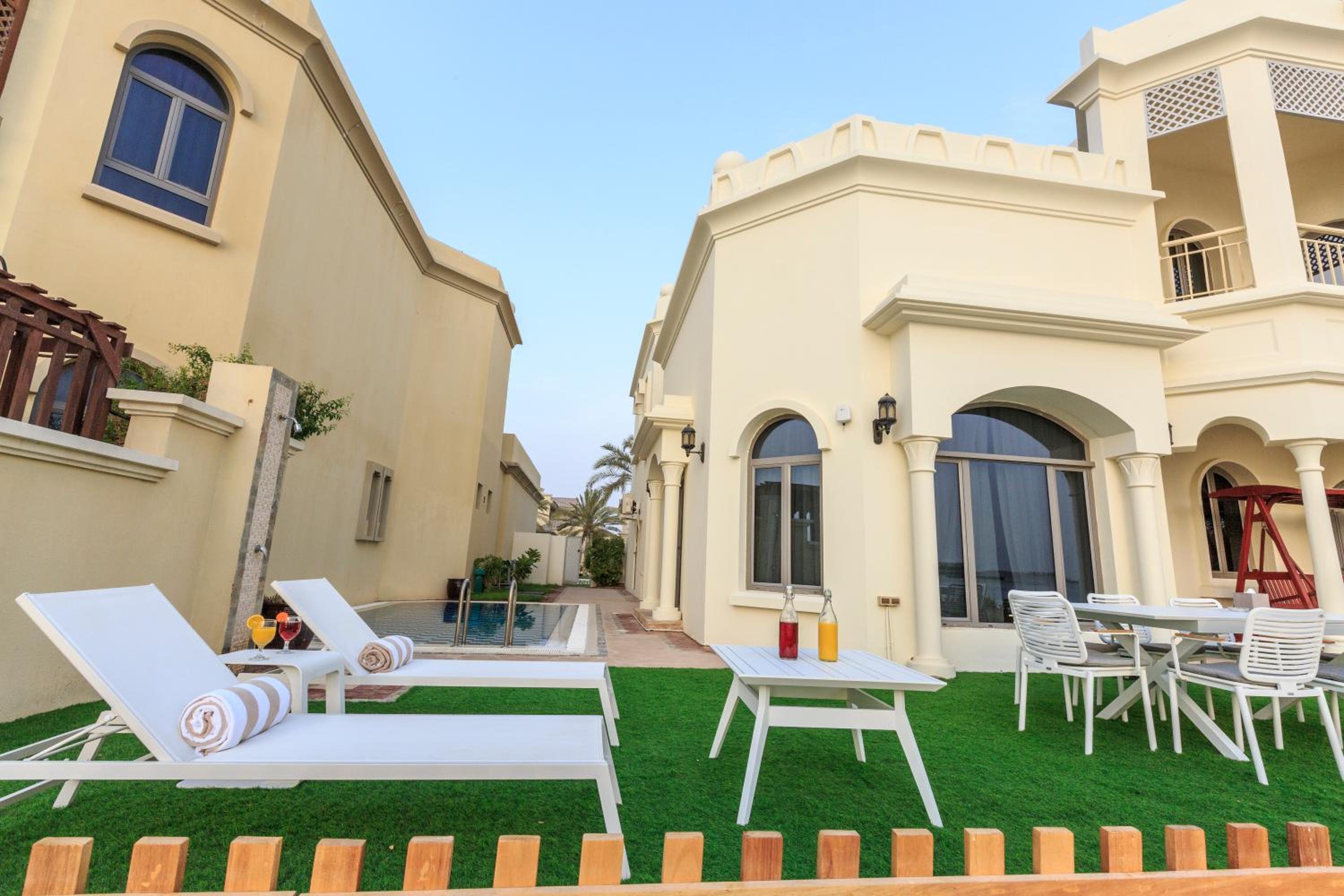 The S Holiday Homes - Stunning 5 Bedrooms Villa at the Palm Jumeirah with Private Beach and Pool