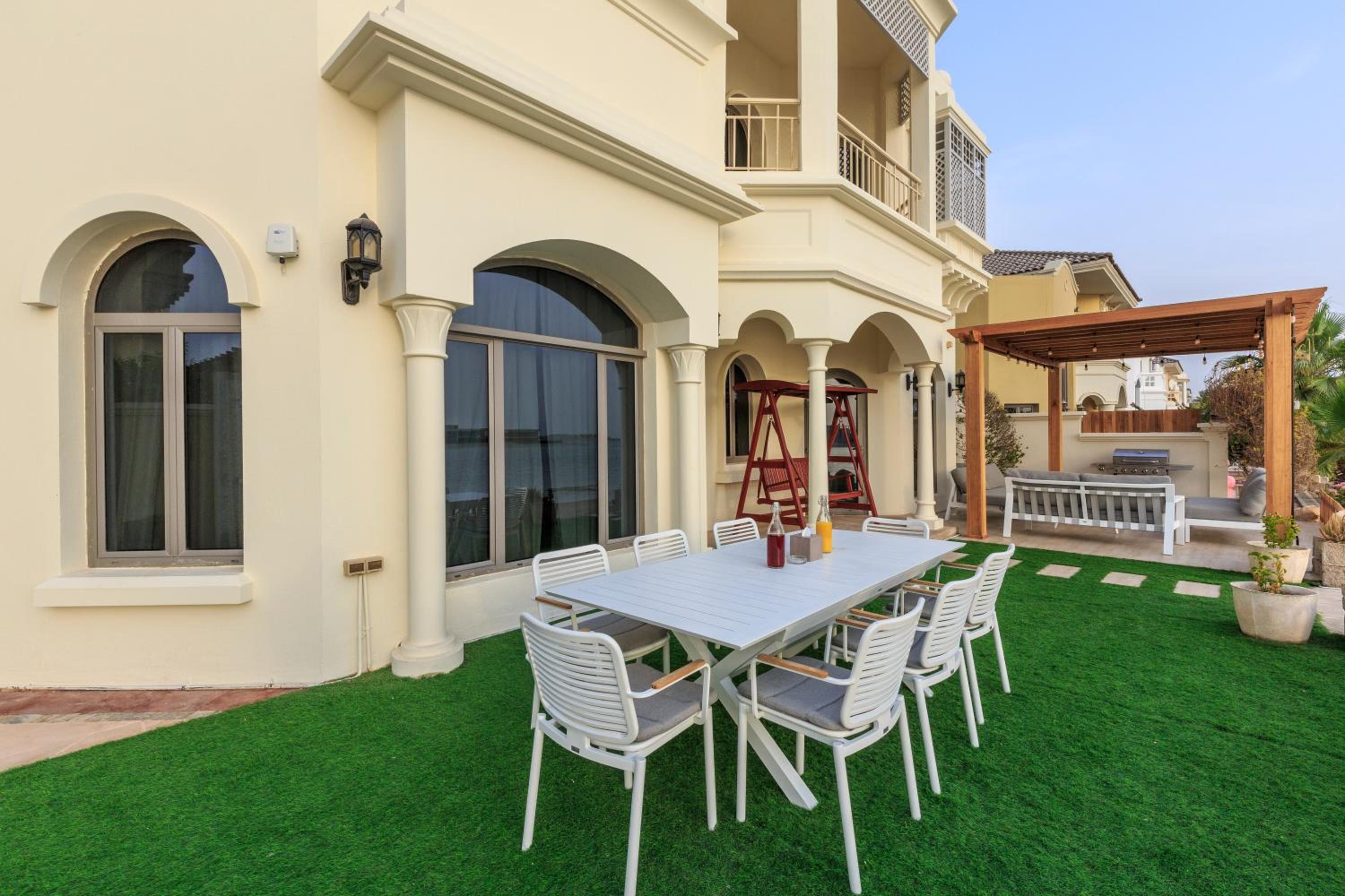 The S Holiday Homes - Stunning 5 Bedrooms Villa at the Palm Jumeirah with Private Beach and Pool