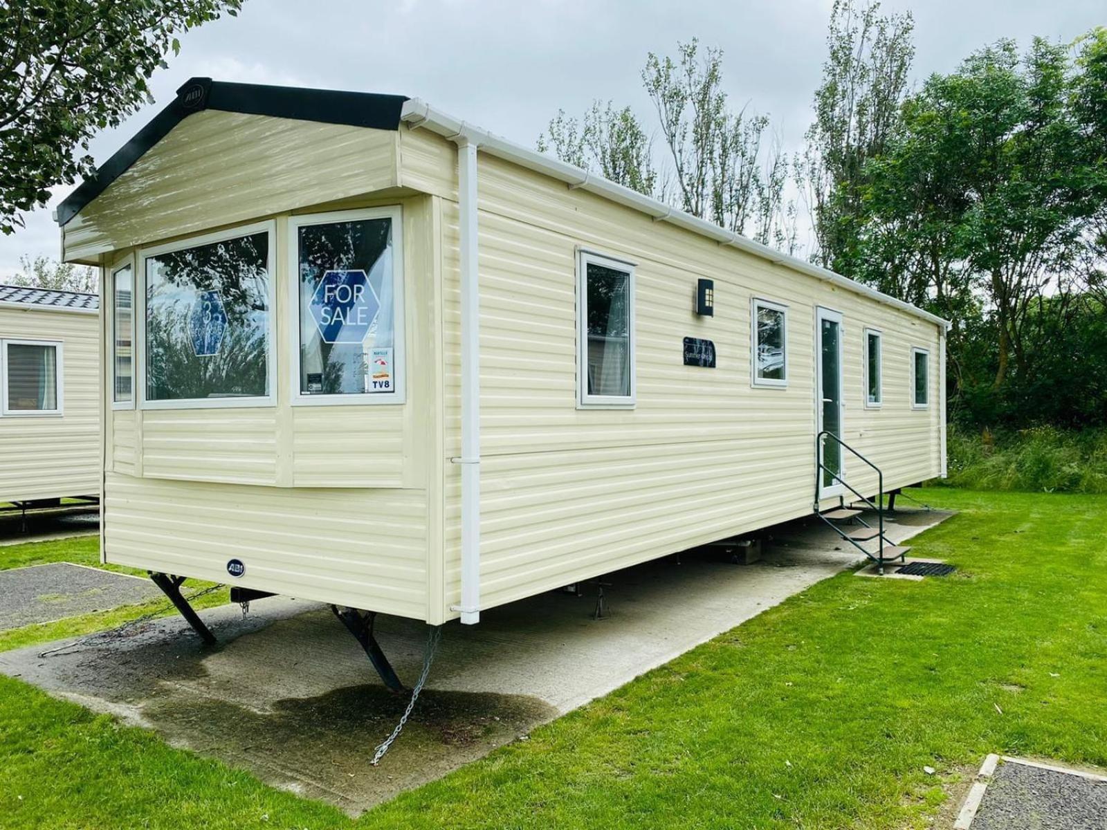 5 mins walk to beach. 3 bedroom caravan. Sleeps 8 view 2