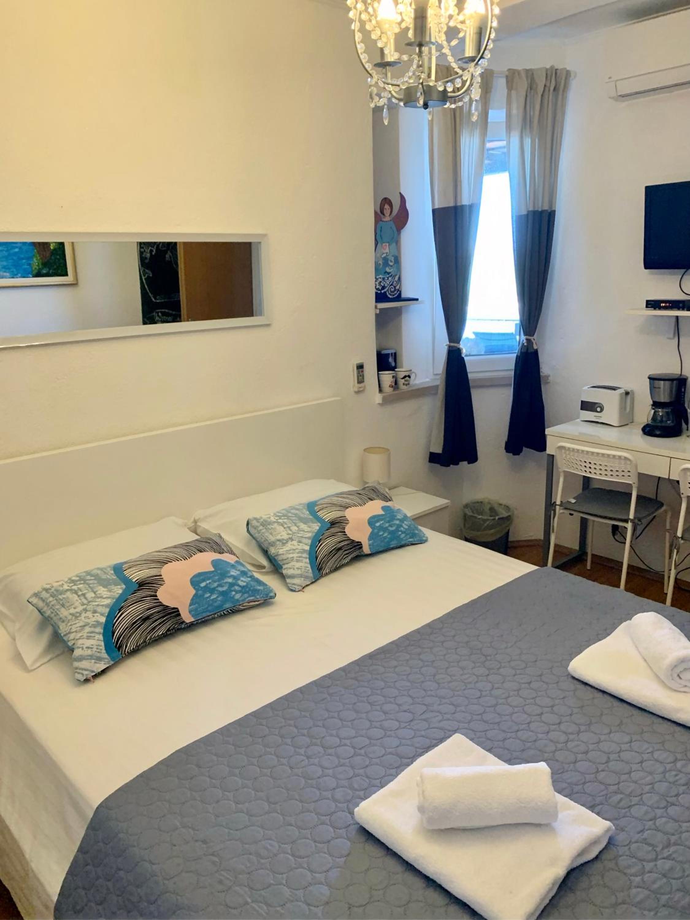 Apartment and room Sveti Jakov