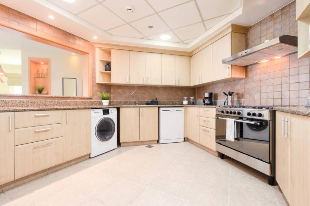 5 min walk to Five Palm -spacious (200M2) 3BR+kids