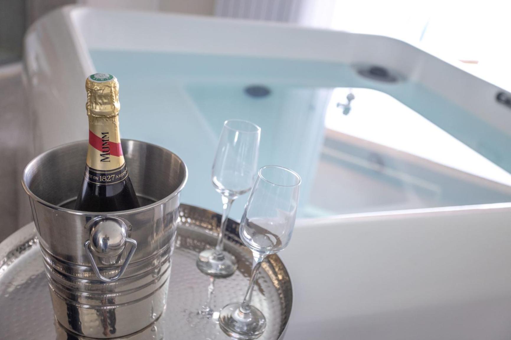LES SUITES LOVE 1 SPA VUE MER PISCINe view 4