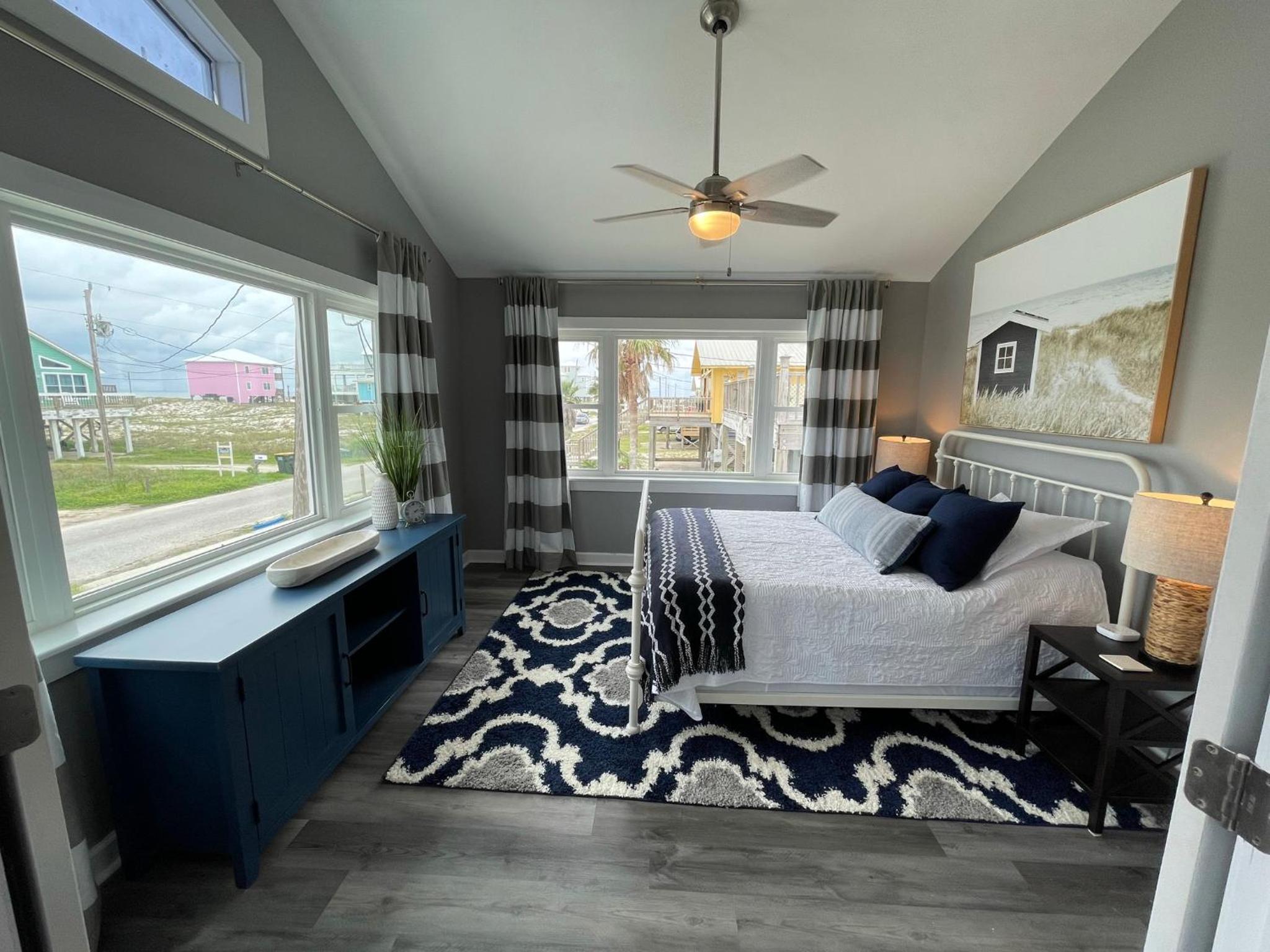 Dog Friendly Cottage just steps to beach / Outdoor living & dining room / Tons of Amenities / Book Now!