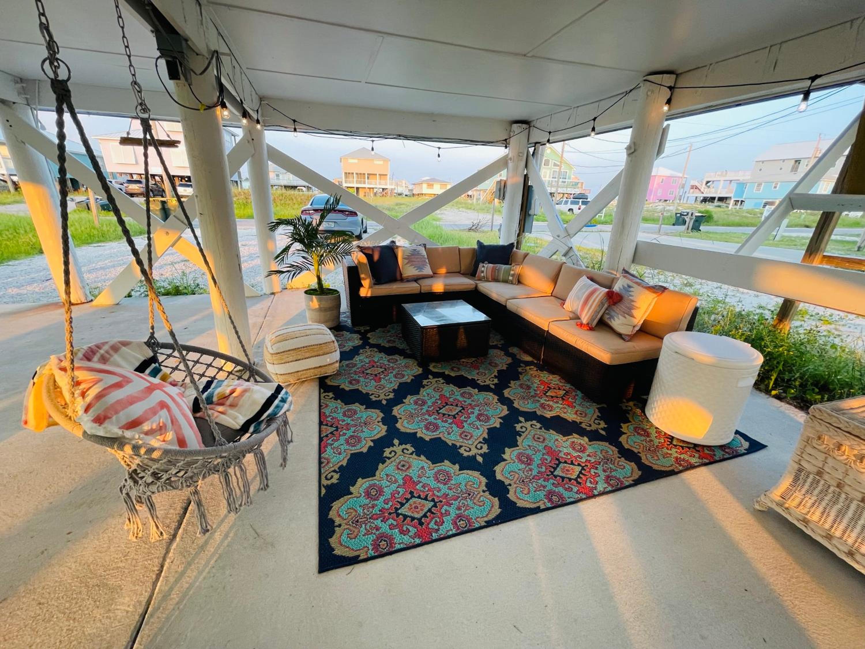 Dog Friendly Cottage just steps to beach / Outdoor living & dining room / Tons of Amenities / Book Now!