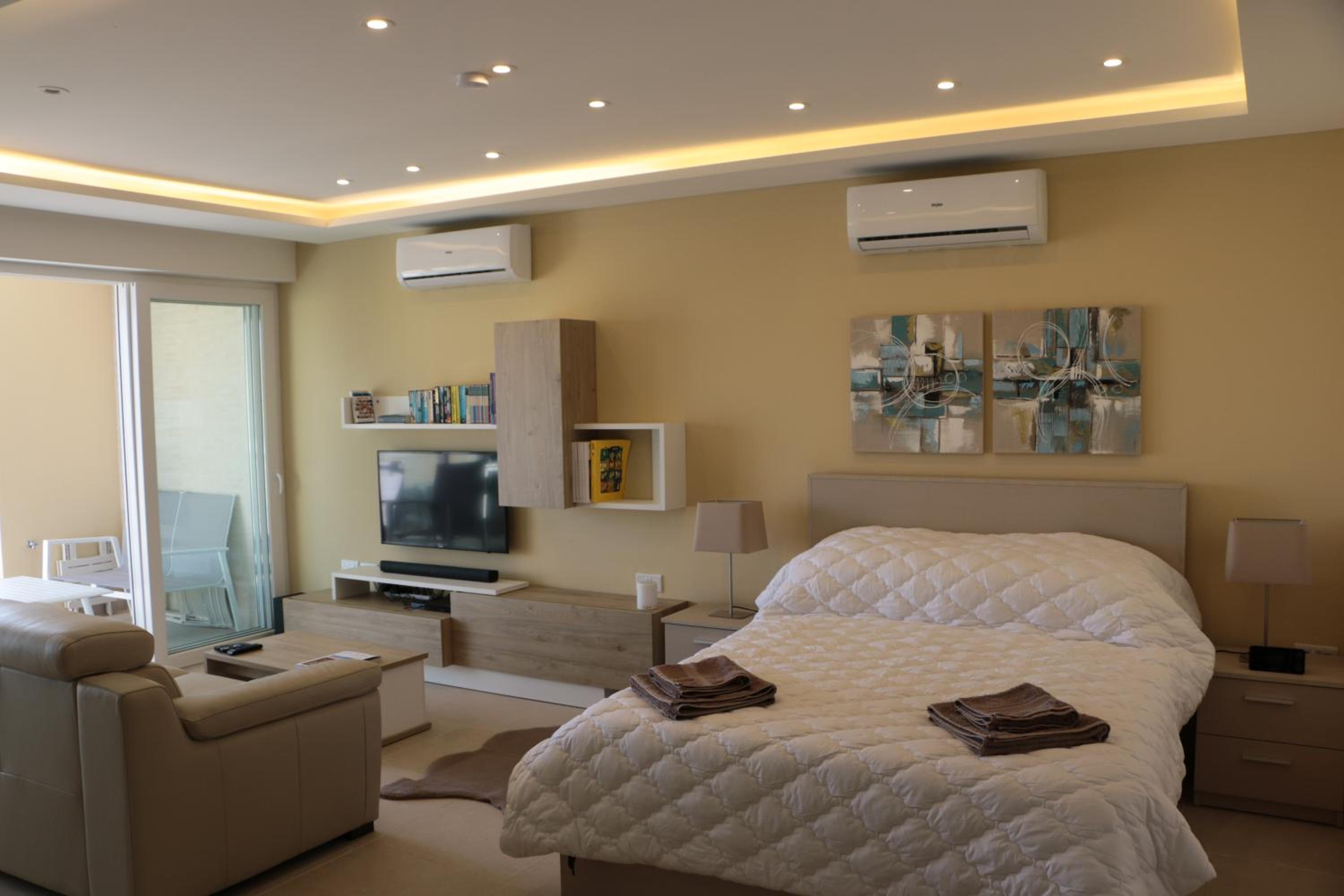 Wileg 4A Luxury Studio Apartment with Shared Swimming Pool. view 2