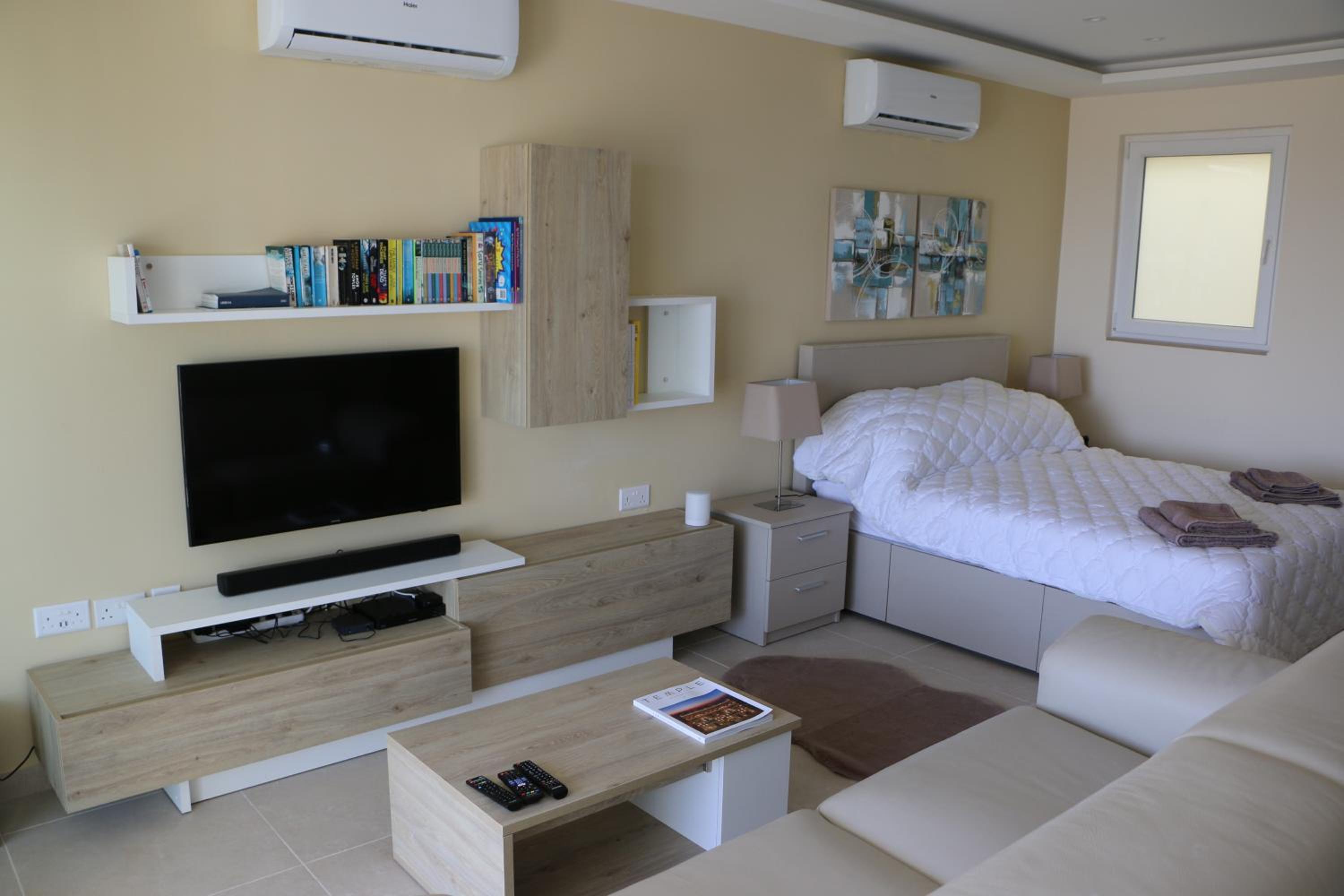Wileg 4A Luxury Studio Apartment with Shared Swimming Pool. view 5