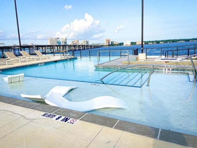 Upscale Condo Full Kitchen Balcony Rooftop Pool view 2