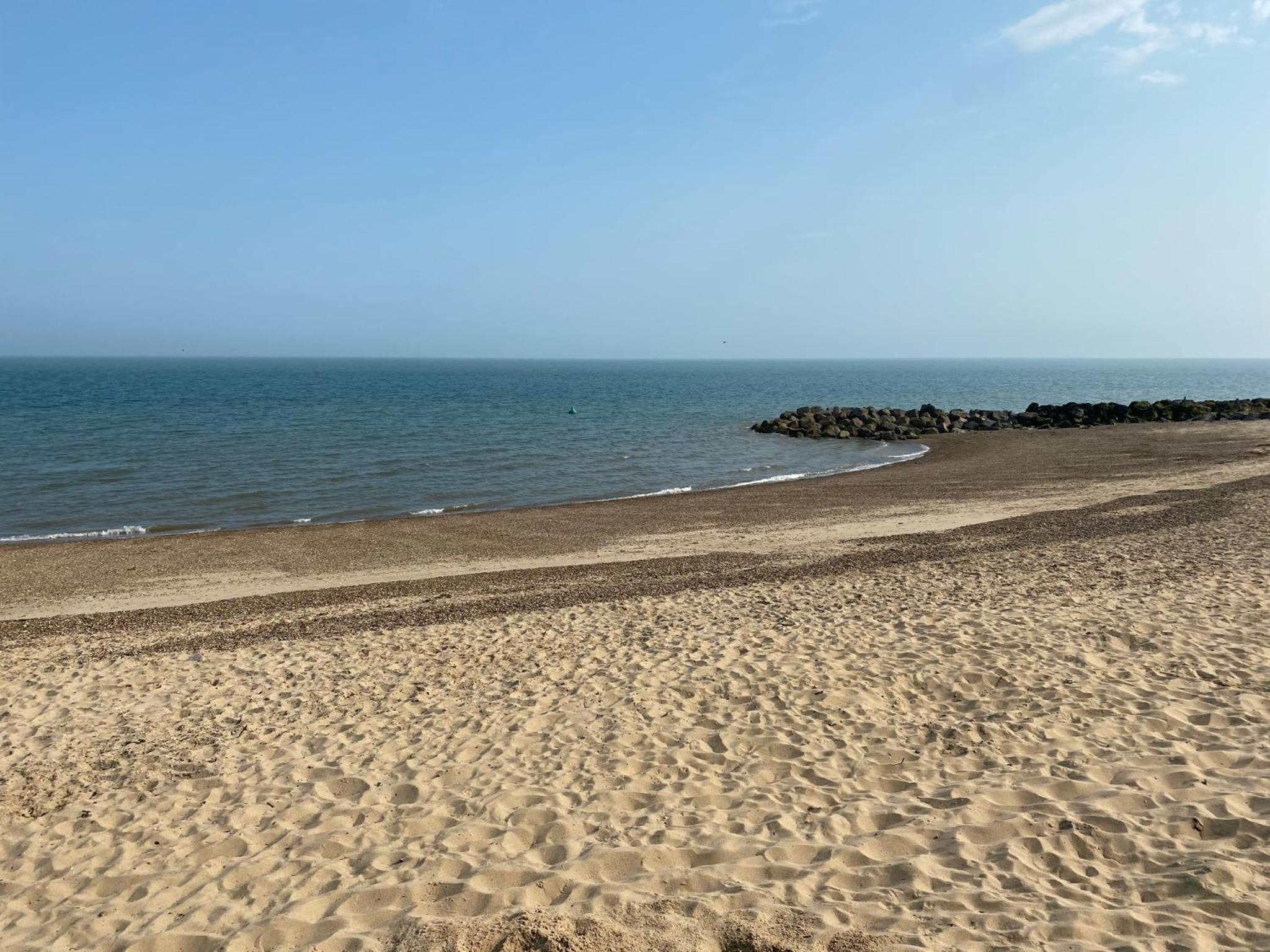 5 mins walk to beach. 3 bedroom caravan. Sleeps 8 view 5