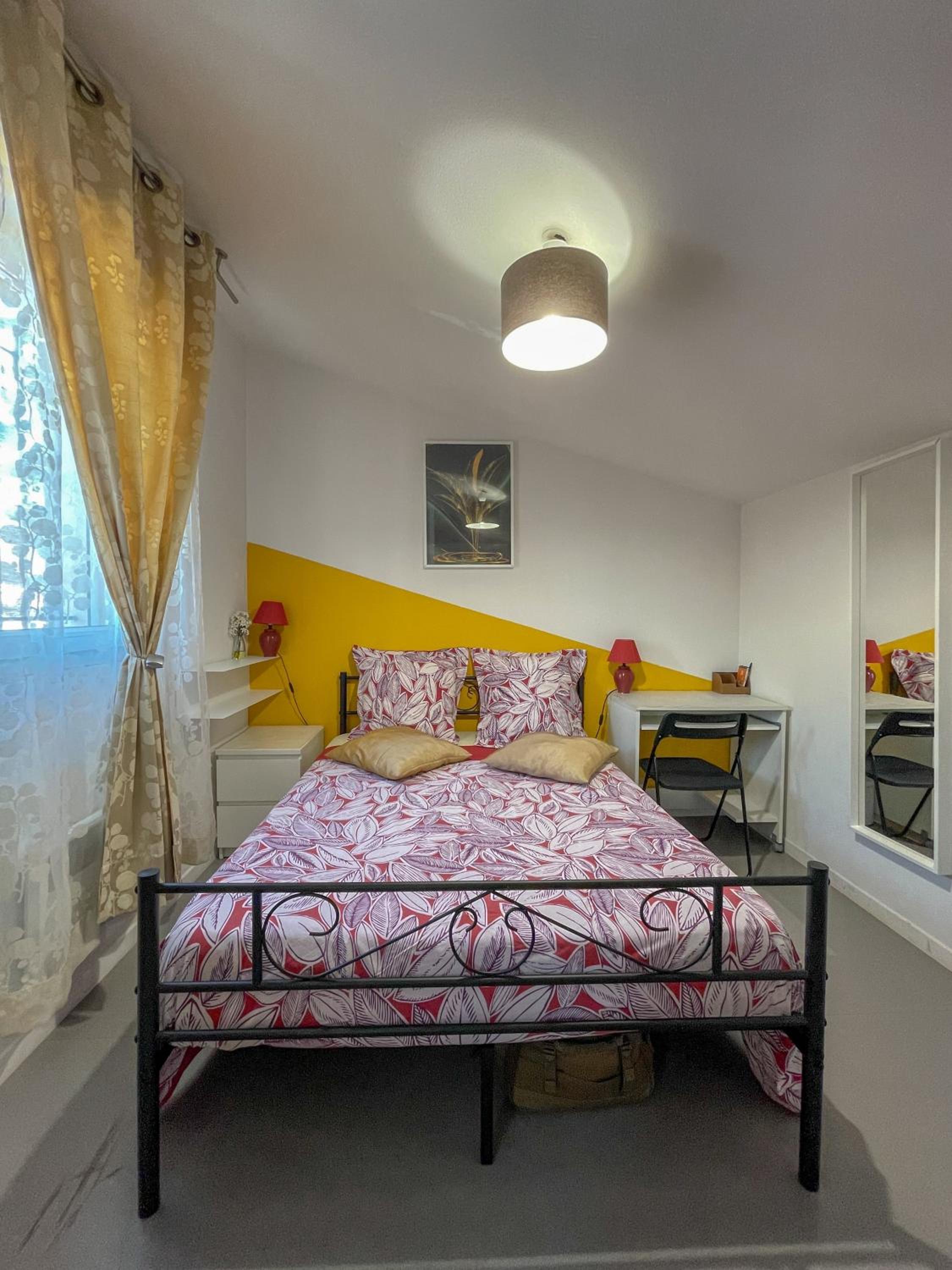 Chambre moderne et équipée chez Patricia et Roger view 3